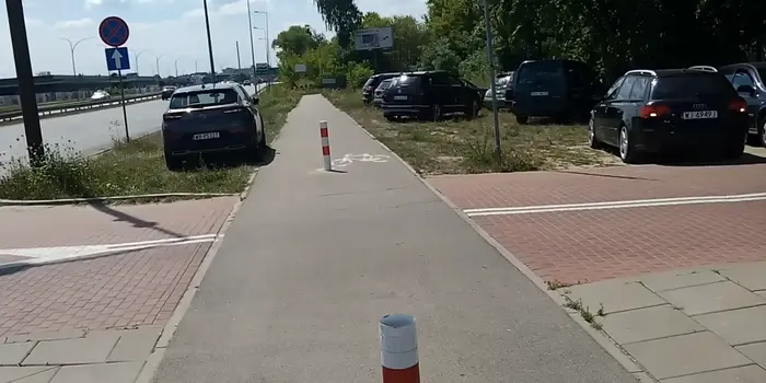 Kierowca lubi łamać przepisy, jeździć po drogach rowerowych i nielegalnie parkować. Szemrany typ.