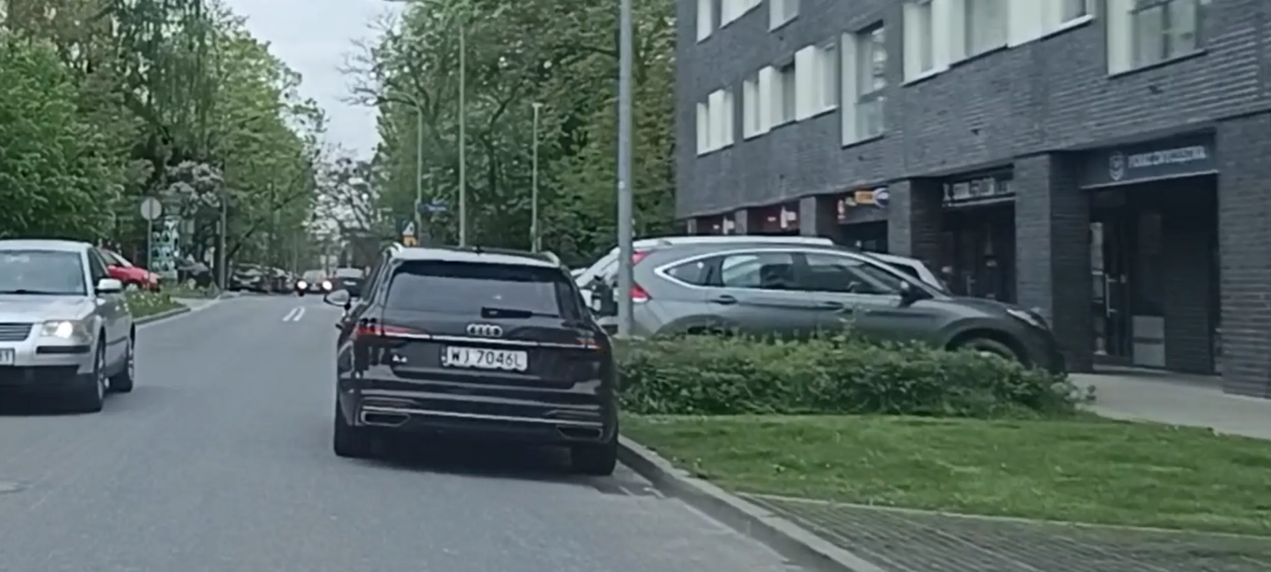 Auto po wypadku zalega na ulicy w miejscu zakazu zatrzymywania się i postoju