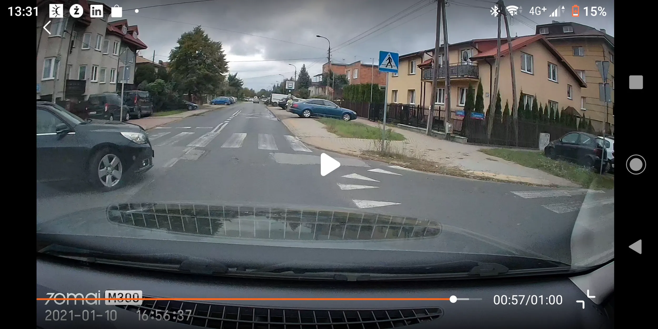 Wymusza pierwszeństwo z drogi podporządkowanej i nie ustępuje ruchu z prawej. Polecam przestać jeździć zanim dojdzie do wypadku.