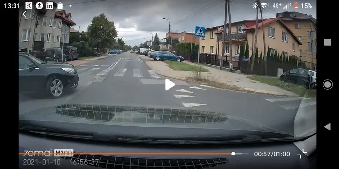 Wymusza pierwszeństwo z drogi podporządkowanej i nie ustępuje ruchu z prawej. Polecam przestać jeździć zanim dojdzie do wypadku.