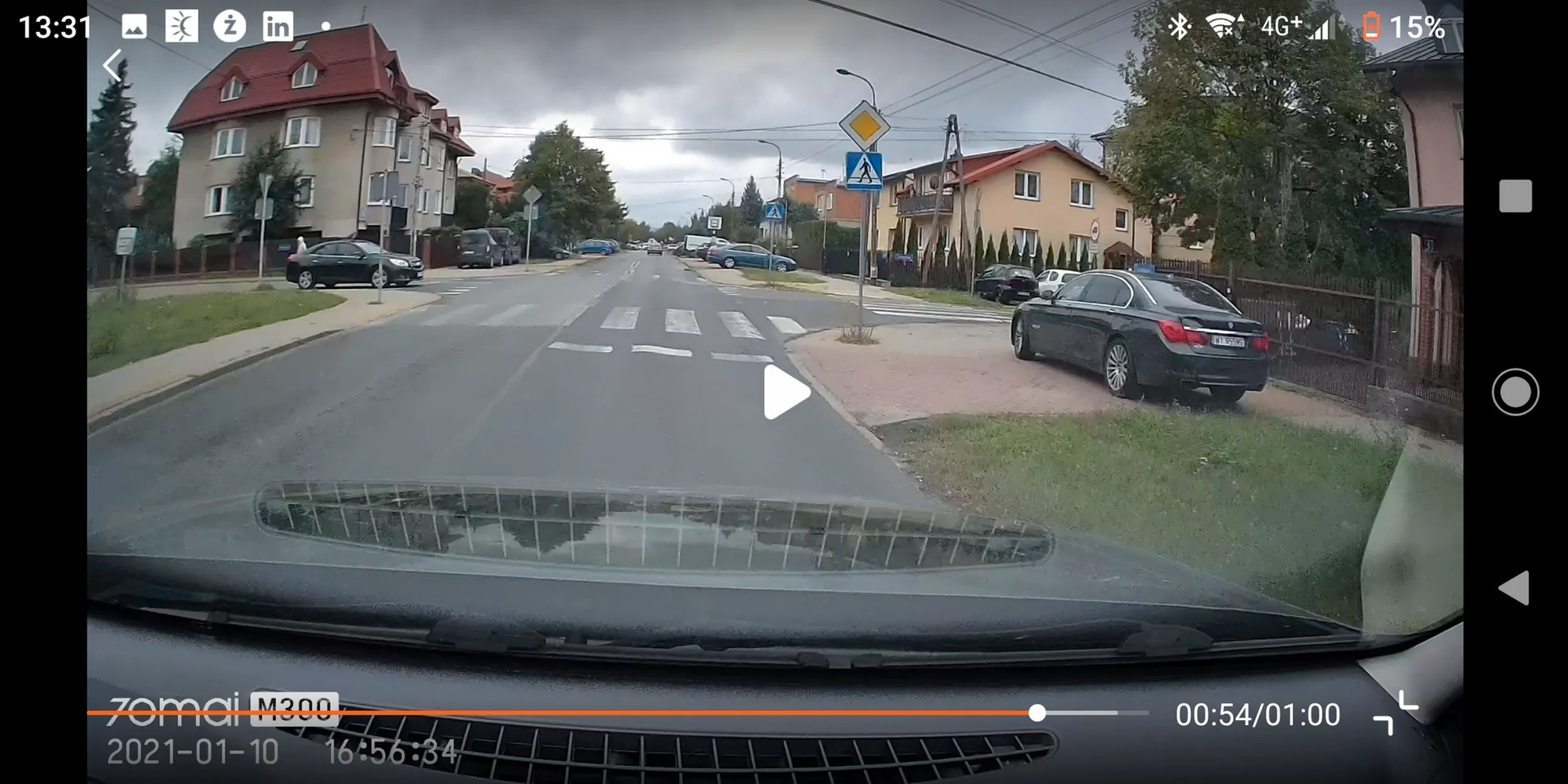 Wymusza pierwszeństwo z drogi podporządkowanej i nie ustępuje ruchu z prawej. Polecam przestać jeździć zanim dojdzie do wypadku.