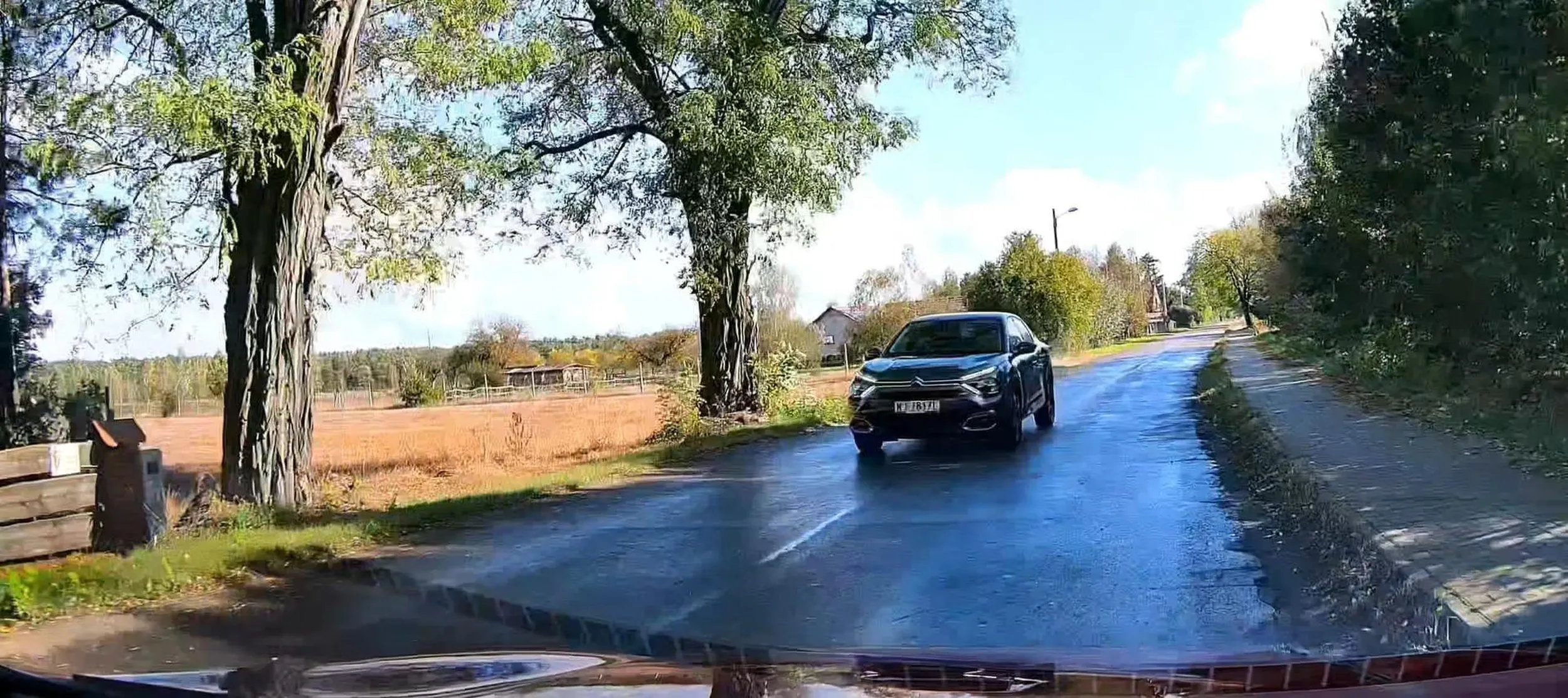 Nie ma to jak jechać środkiem wiejskiej drogi 90km/h w obszarze zabudowanym i spychać ludzi do rowu/na chodnik. (Wjazd do Esterpola od strony Żabna)