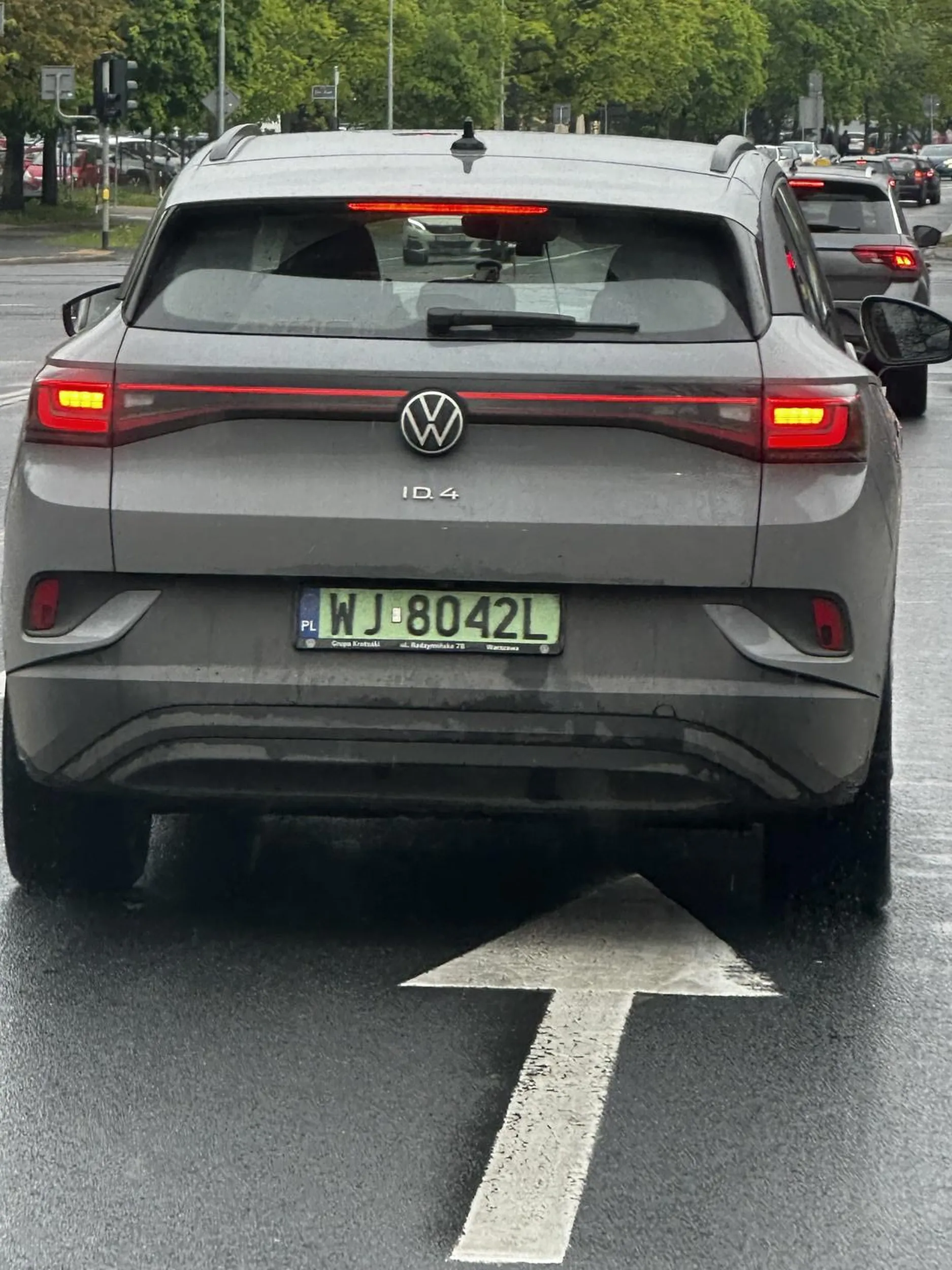Bardzo nie kulturalny kierowca, nie umie jeździć na zakładkę, chyba liczy na stłuczkę aby wyciągnąć kasę :)