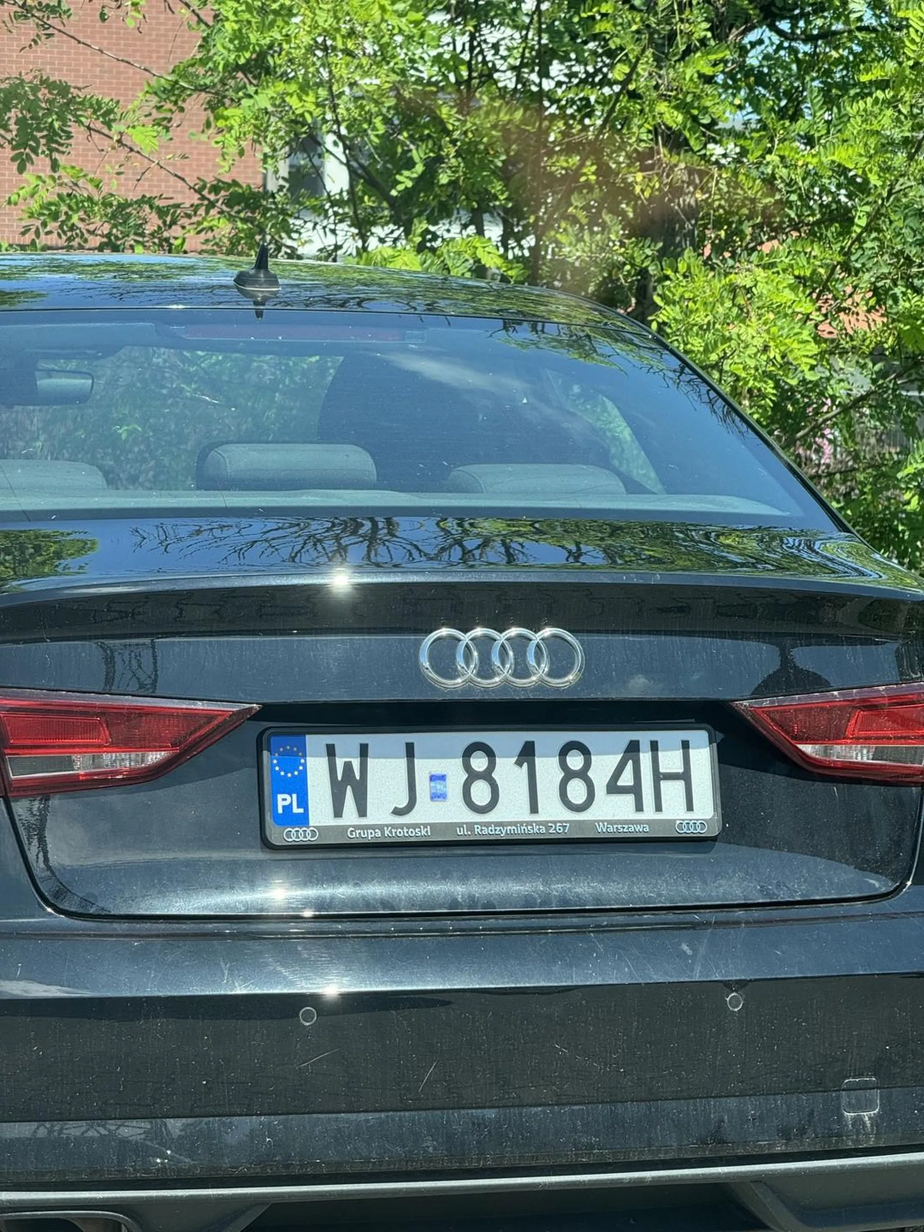 Gorąco na zewnątrz, a typ zostawia psa w samochodzie, i idzie sobie na śniadanie do kawiarni…. Brak słów. Tyle się mówi o nie zostawianiu psów w samochodach… obys kiedyś beknął za to.