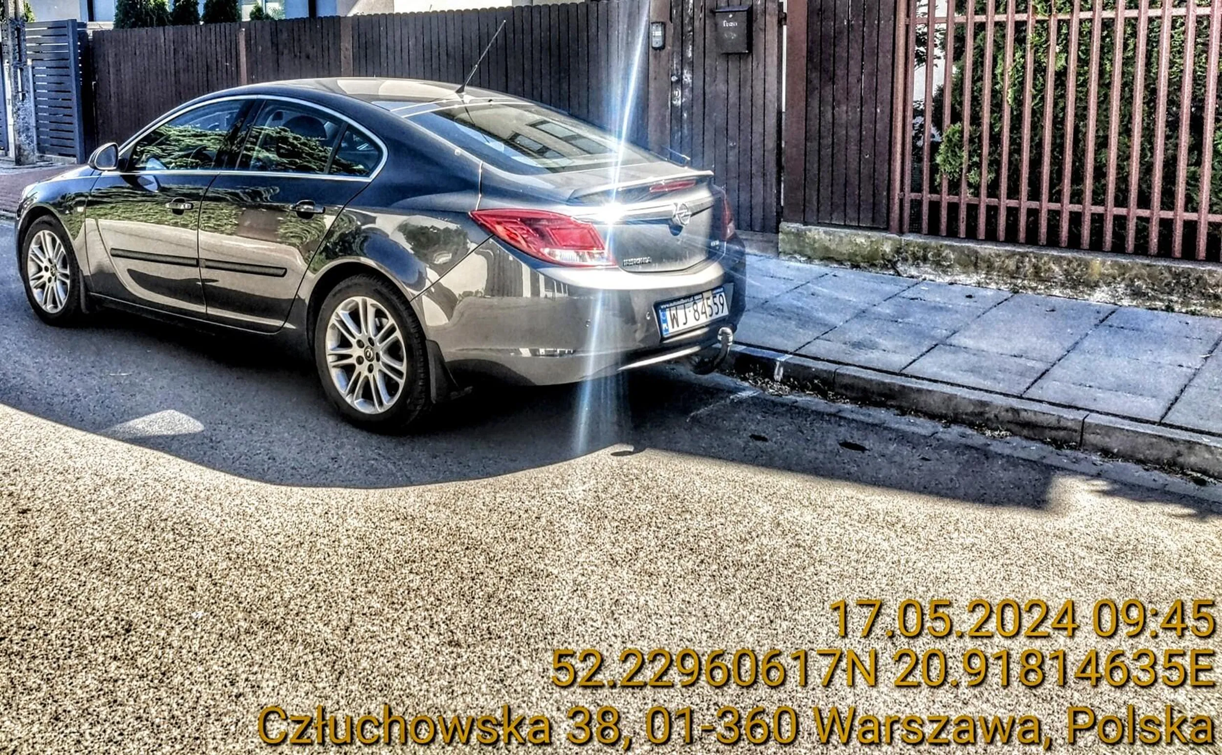 Kolejny ignorant zastawiający bramę wyjazdową z posesji i do tego wielce oburzony prostak na zwróconą uwagę. Miał szczęście, że zdążył przyjść przed przyjazdem patrolu Straży Miejskiej, w przeciwnym razie umniejszyłby swój portfel o mandat, opłatę za holowanie i za parking.