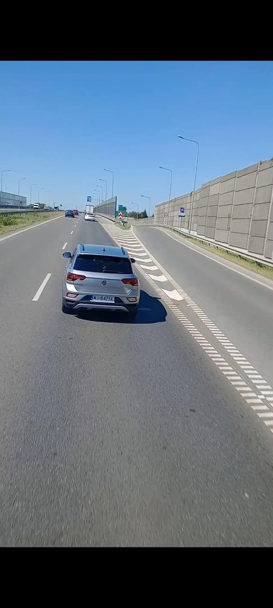 Mam film jak typ spowalnia ciężarówkę, gdy ta próbuje go wyprzedzić przyspiesza. Z boku siedział zawstydzony nastolatek.