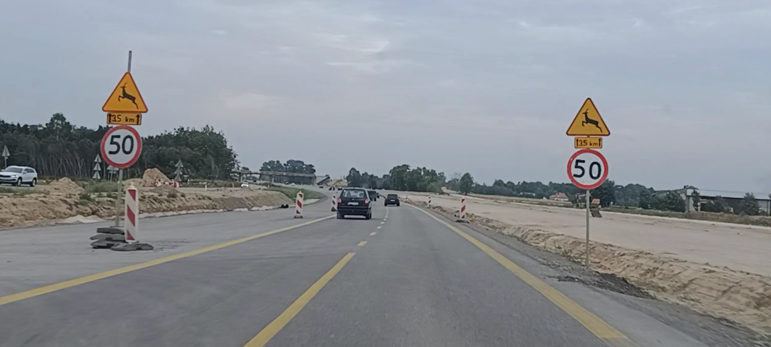 Wyprzeda jak wariat 100kmh na odcinku z ograniczeniem prędkości do 50 kmh.
