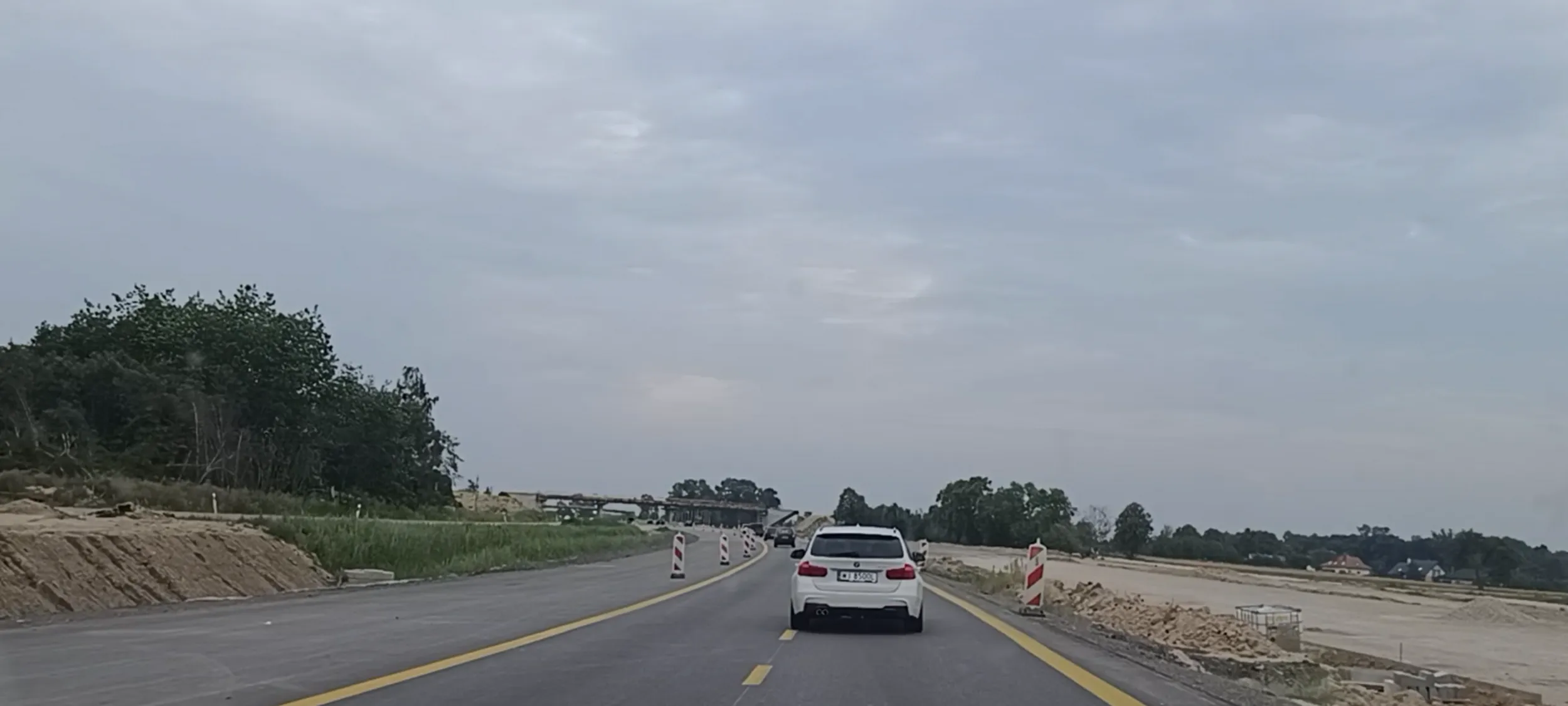 Wyprzeda jak wariat 100kmh na odcinku z ograniczeniem prędkości do 50 kmh.