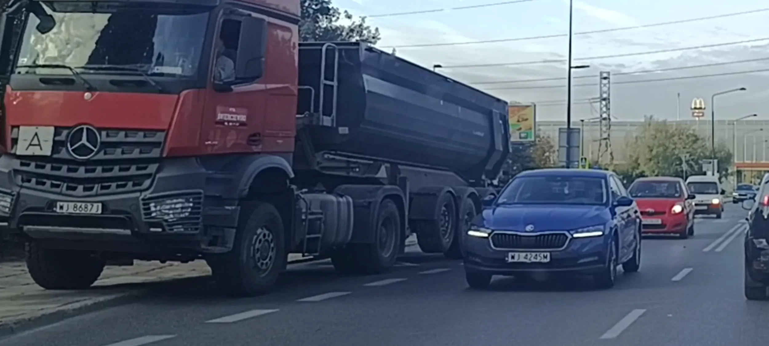 Patologia parkuje na przystanku autobusowym