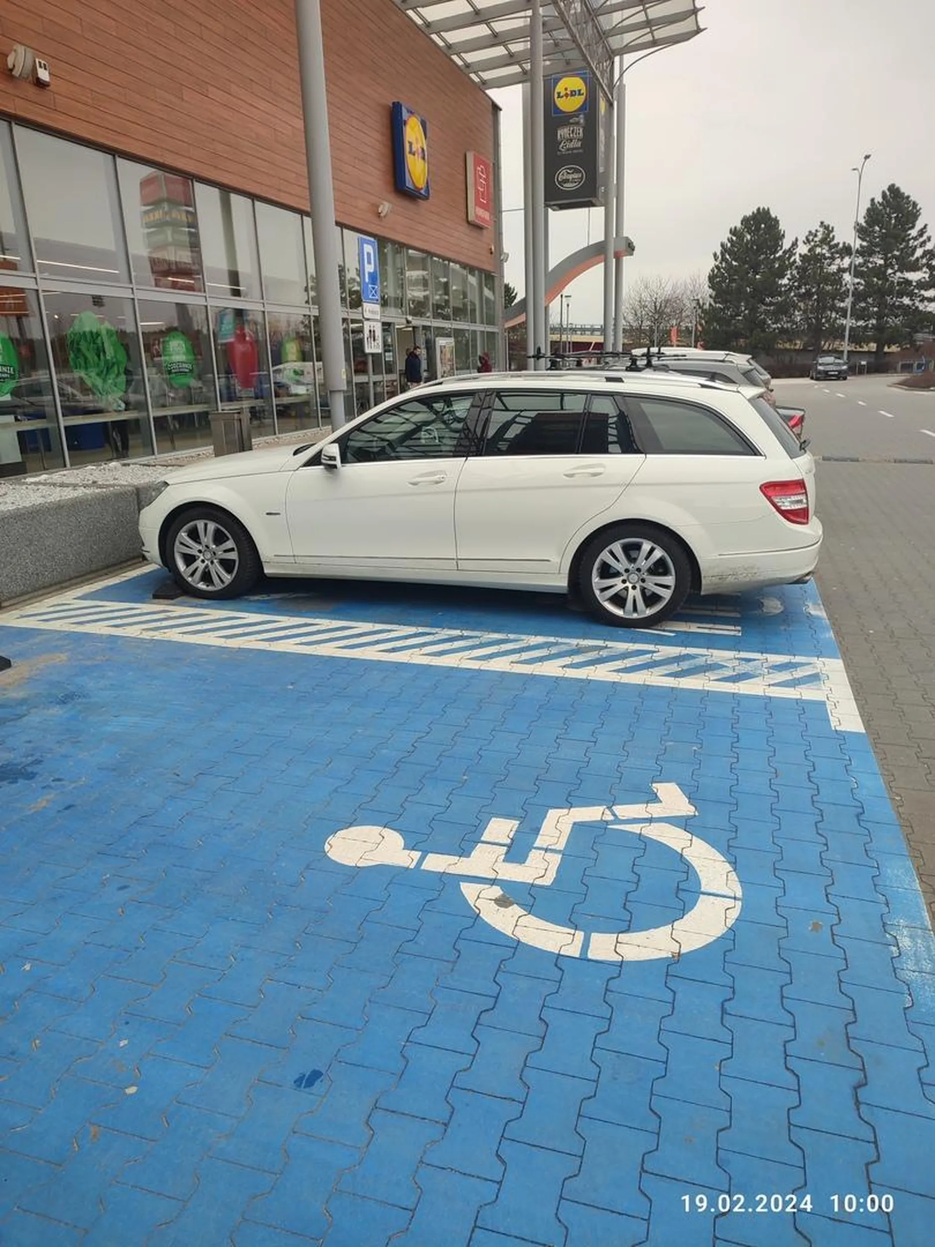 Zajęcie miejsca dla rodzin z dziećmi żeby sobie pójść do Lidla na zakupy. Starsza pani poszła do Lidla a dziadek został w samochodzie,brak fotelików jak i małych dzieci w samochodzie.A komuś to miejsce może być potrzebne.