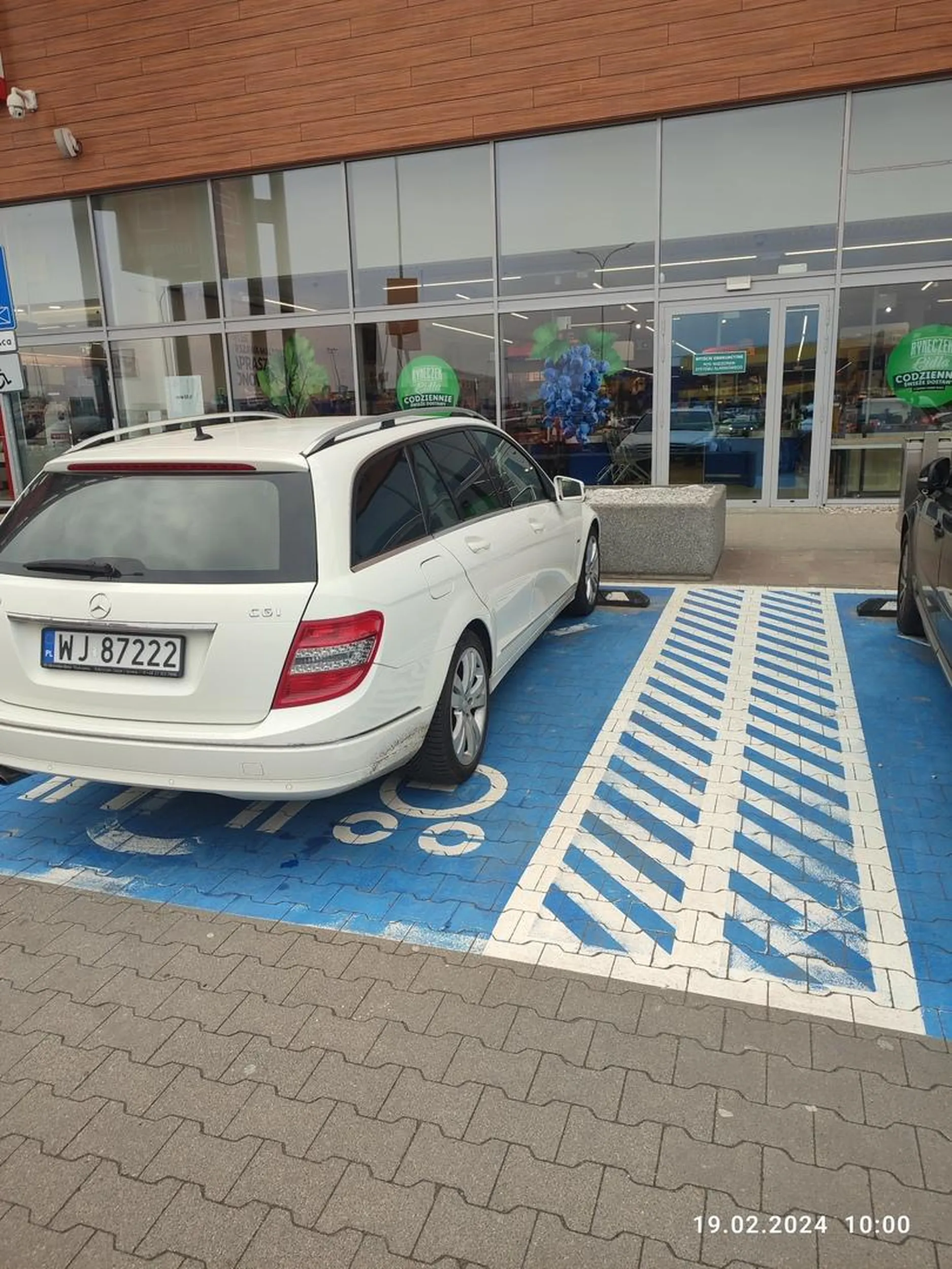 Zajęcie miejsca dla rodzin z dziećmi żeby sobie pójść do Lidla na zakupy. Starsza pani poszła do Lidla a dziadek został w samochodzie,brak fotelików jak i małych dzieci w samochodzie.A komuś to miejsce może być potrzebne.