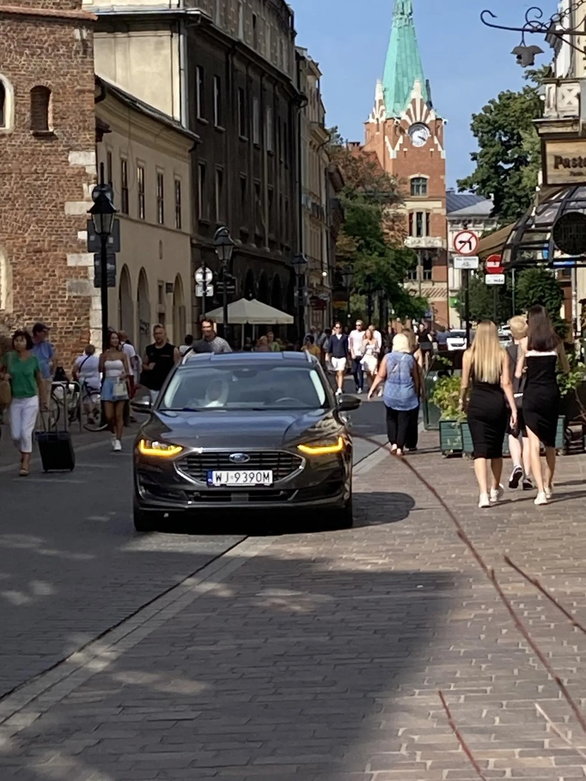 „Przyjaciel” z bliskiego wschodu jak ten osioł cofa na jednej z większych ulic w centrum Krakowa, na którą nawet nie miał prawa wjechać…