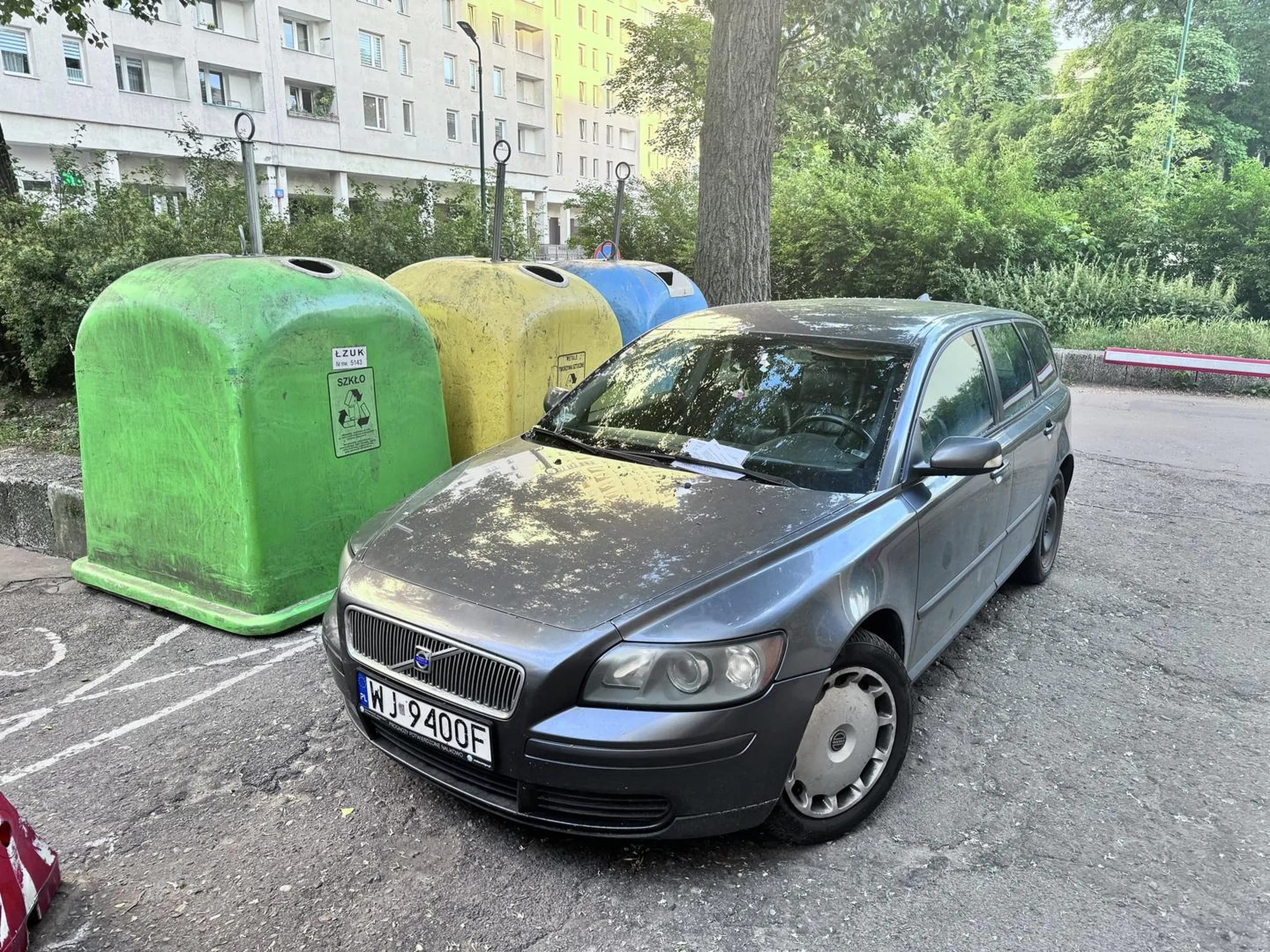 Blokuje wjazd i wyjazd. Karetka pogotowia nie mogła wjechać. Od jakiegoś czasu nie wywożone są odpady, bo nie ma do nich dostępu.