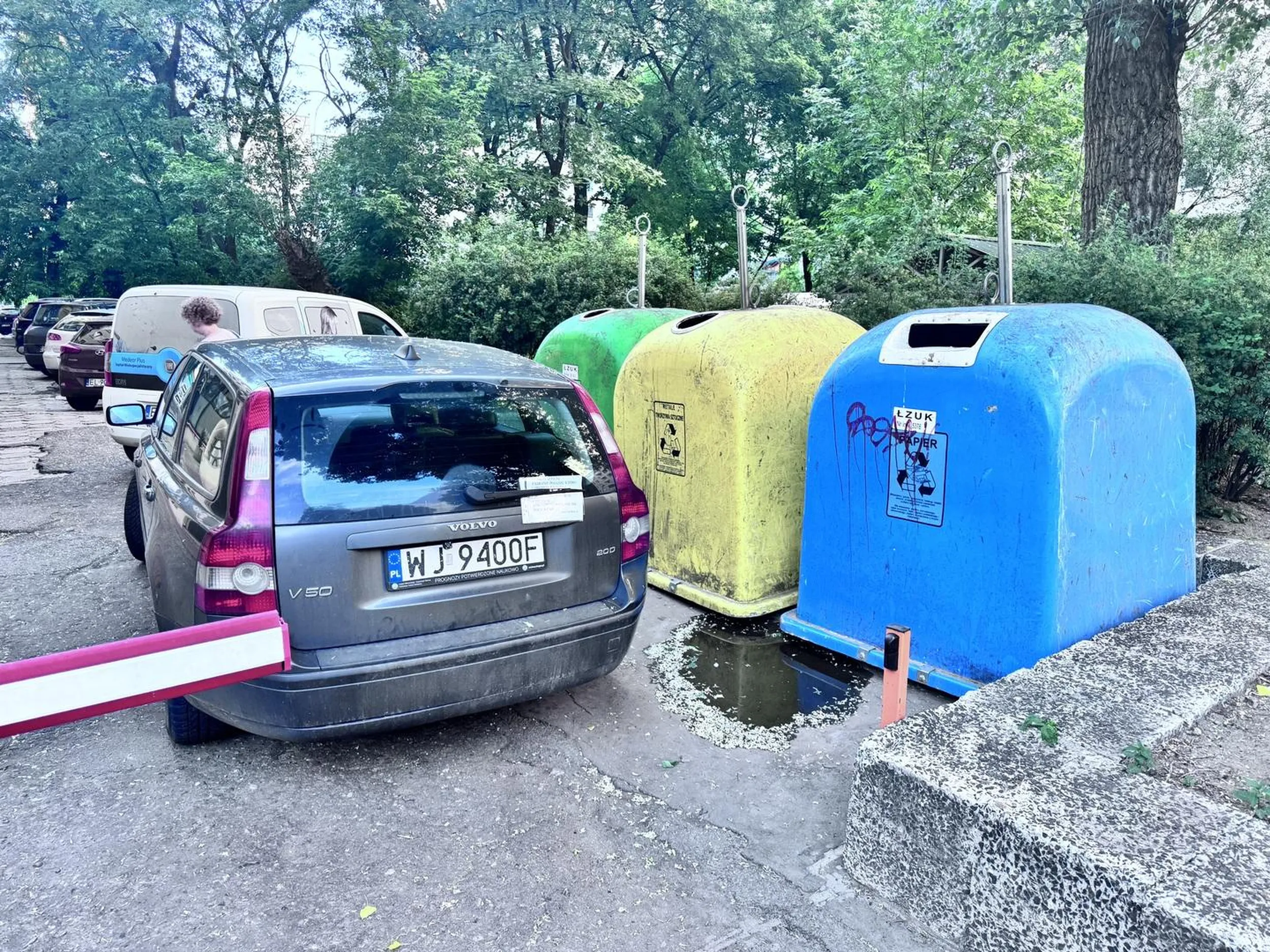 Blokuje wjazd i wyjazd. Karetka pogotowia nie mogła wjechać. Od jakiegoś czasu nie wywożone są odpady, bo nie ma do nich dostępu.