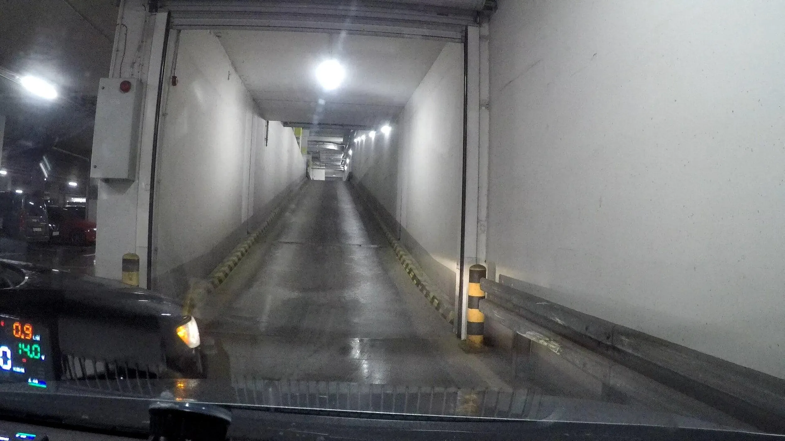 Za kierownicą tępa baba która nie umie prowadzić samochodu, i to dosłownie. Nie umiała skręcić w lewo do wjazdu na górę więc ładowała się ukosem zajeżdżając drogę. Dodatkowo tak bardzo nie rozumie jak obsłużyć samochód że nie potrafi odróżnić biegu wstecznego i do przodu. Galeria Wileńska