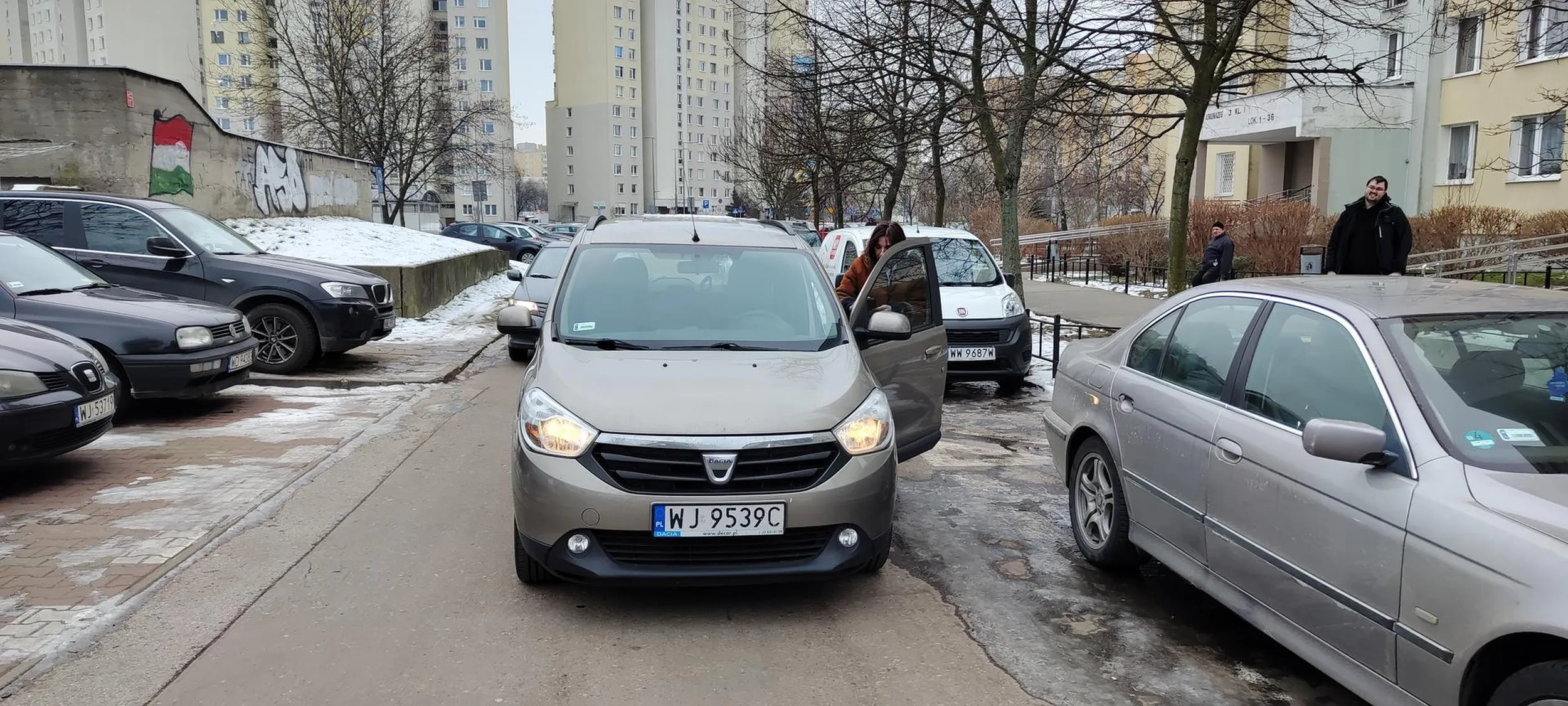 Psychiczna baba zaparkowała na środku ulicy blokując ruch w obu kierunkach mimo wolnych miejsc parkingowych. Zrobił się korek, a ona 15 min wyjmowała zakupy... 4 m dalej było wolne miejsce parkingowe.