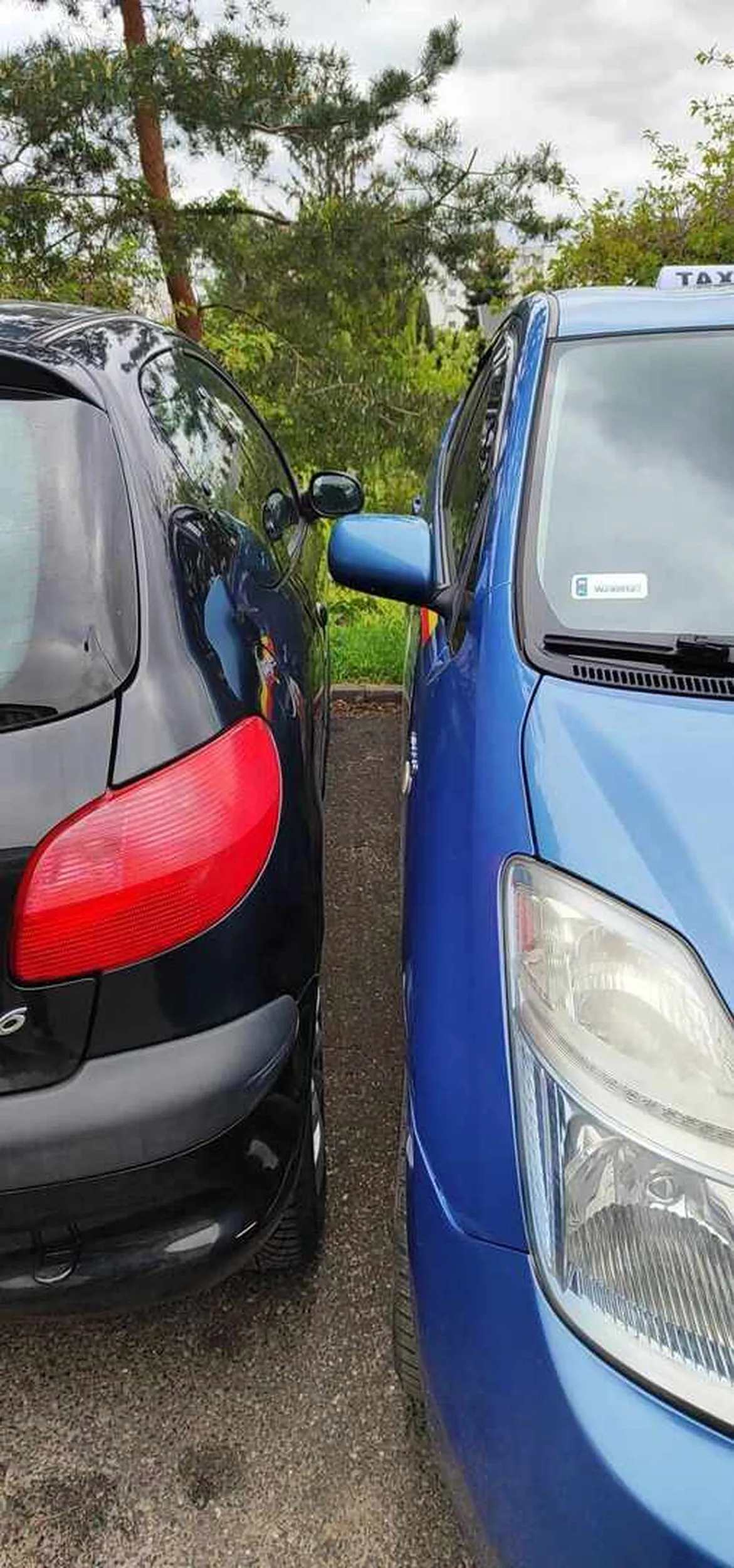 Niech pan uberowiec nauczy się parkować tak, żeby ktoś inny mógł wyjechać :)