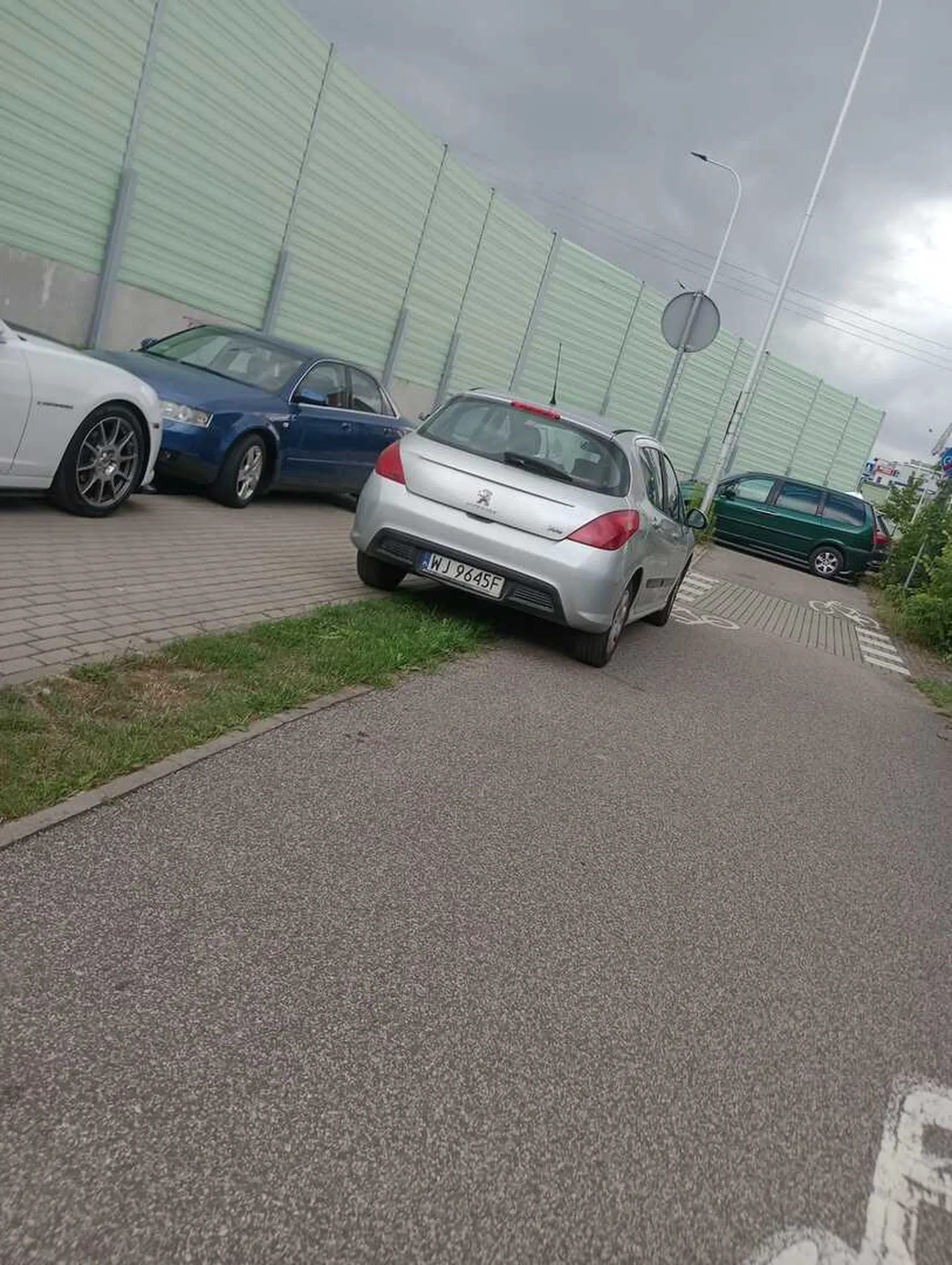 Poszedł szukać nowego autka do komisu obok , niech idzie poszukać kursu na prawo jazdy .