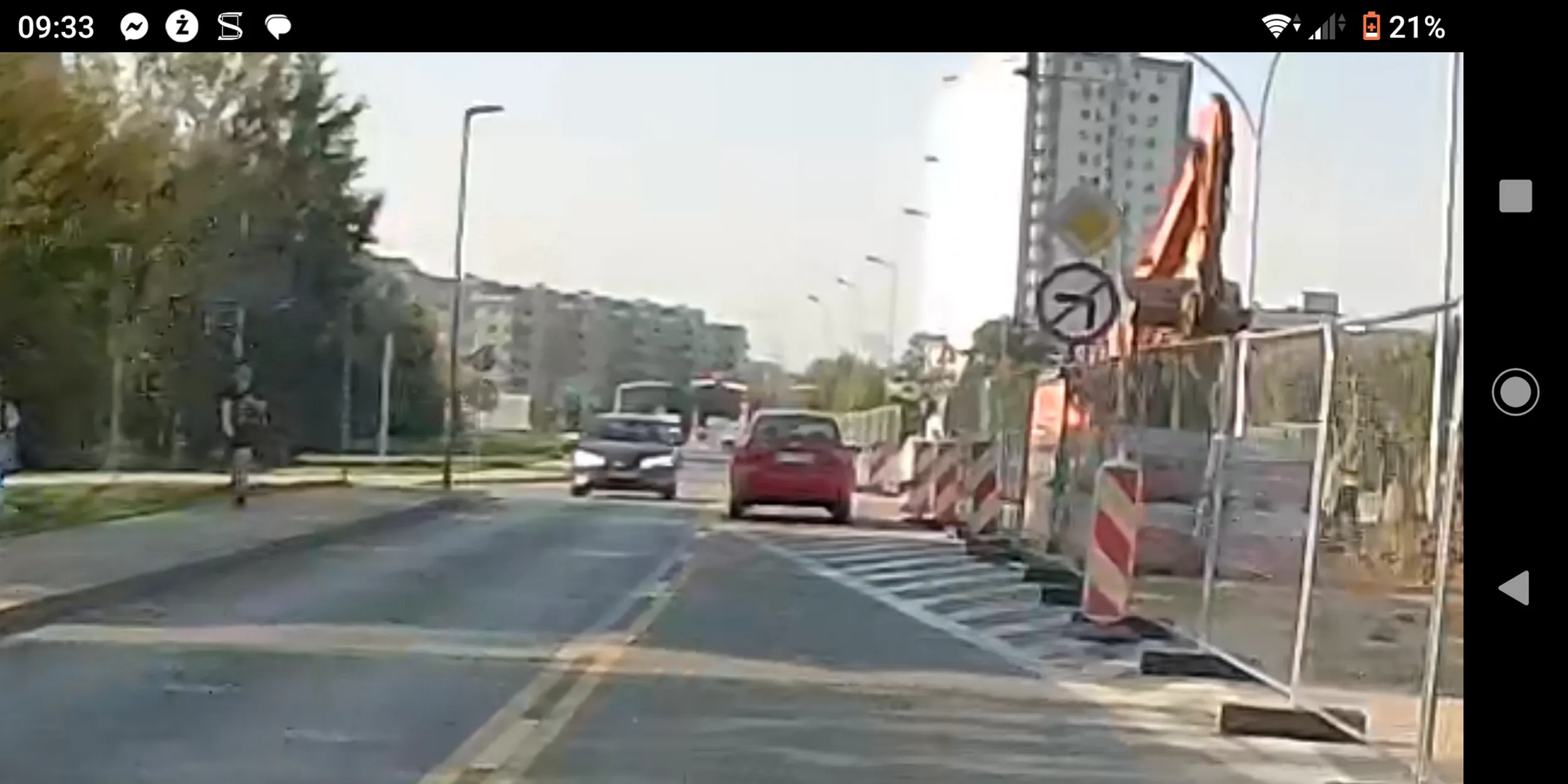 Nie przepuszcza pieszego na przejściu.