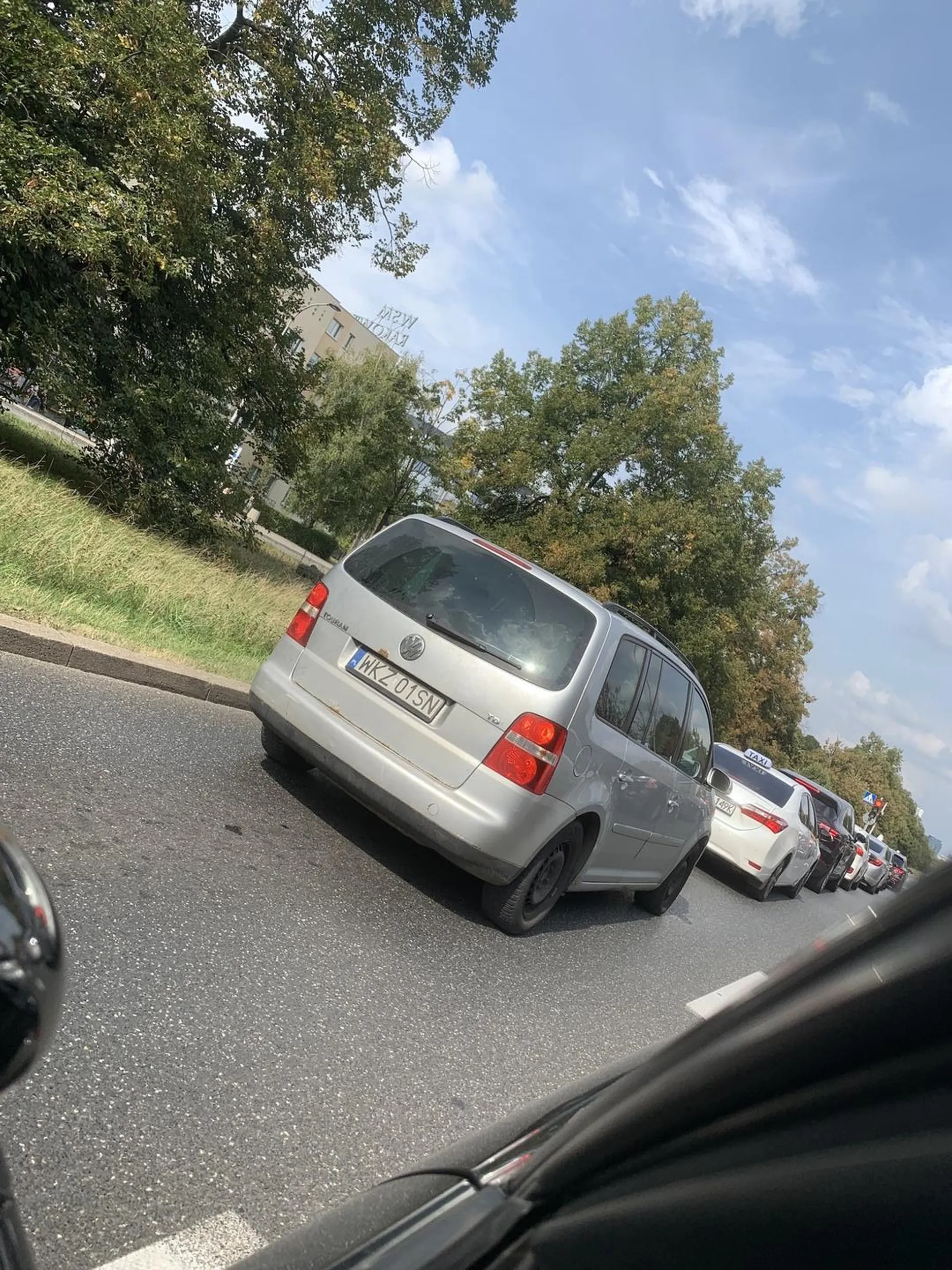 Wyrwał się cham zardzewiałym złomem ze swoją tłustą babą do miasta, ale zachować się nie umie. Kierunkowskazów przy zmianie pasa nie włącza, a śmieci wywala przez okno. Jak się nauczyliście palić to zbierajcie kiepy do popielniczki, a nie wypieprzacie przez okno na ulicę.