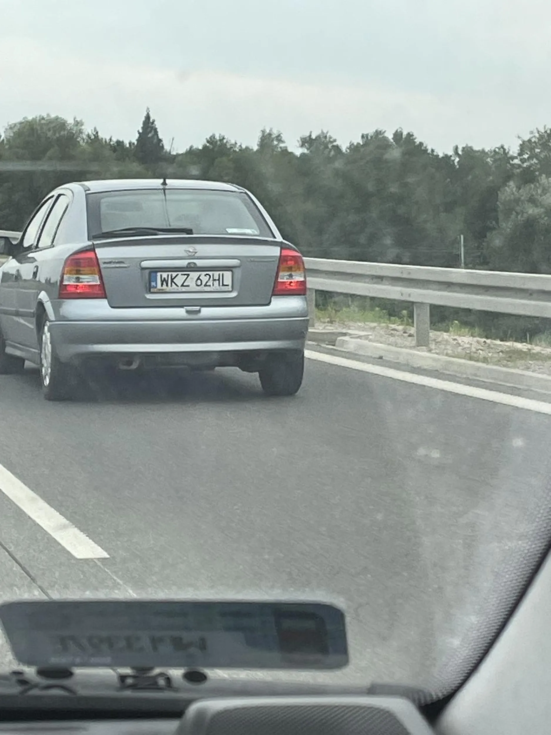 Nie potrafi ruszać na zielonym świetle