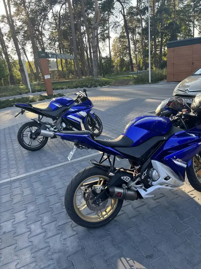 Przystojny, pijany kierowca gazuje motocykl pod McDonaldem ze zdjętym DB killerem.