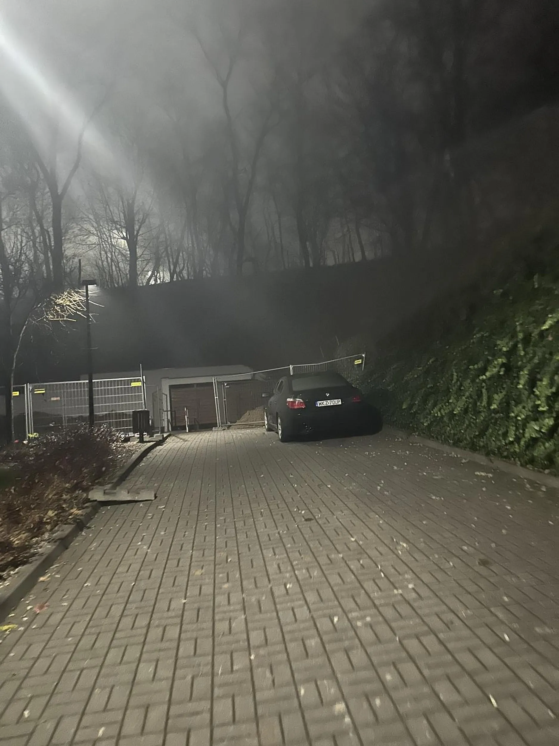 Fatalnie parkuje, w niedozwolonym miejscu i jeszcze zablokował dostęp dla służb ratunkowych. Już pomijam, że to BMW rzęzi, nie ma świateł i ledwo dycha.