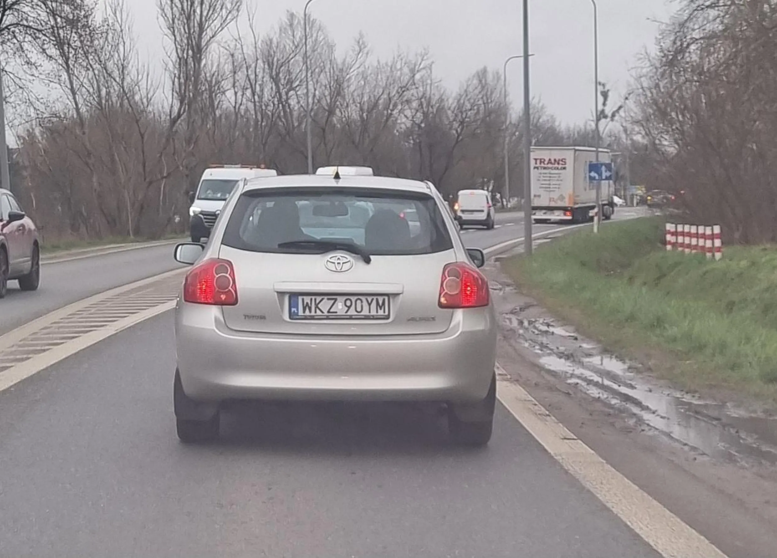 Kierowca powinien zostać ze swoim stylem jazdy za rzeką...WKZ zobowiązuje być burakiem na drodze. Kierowca nie ma pojęcia o jeździe w mieście...może po wiejskich drogach w lasach Kozienickich tak. Spycha innych kierowców mimo tego, że to on włącza się do ruchu. Jeździ z padniętym silnikiem, który kopci i zanieczyszcza środowisko. Na dodatek starzec wie do czego służy środkowy palec. Wiejski Klub Zmotoryzowanych.