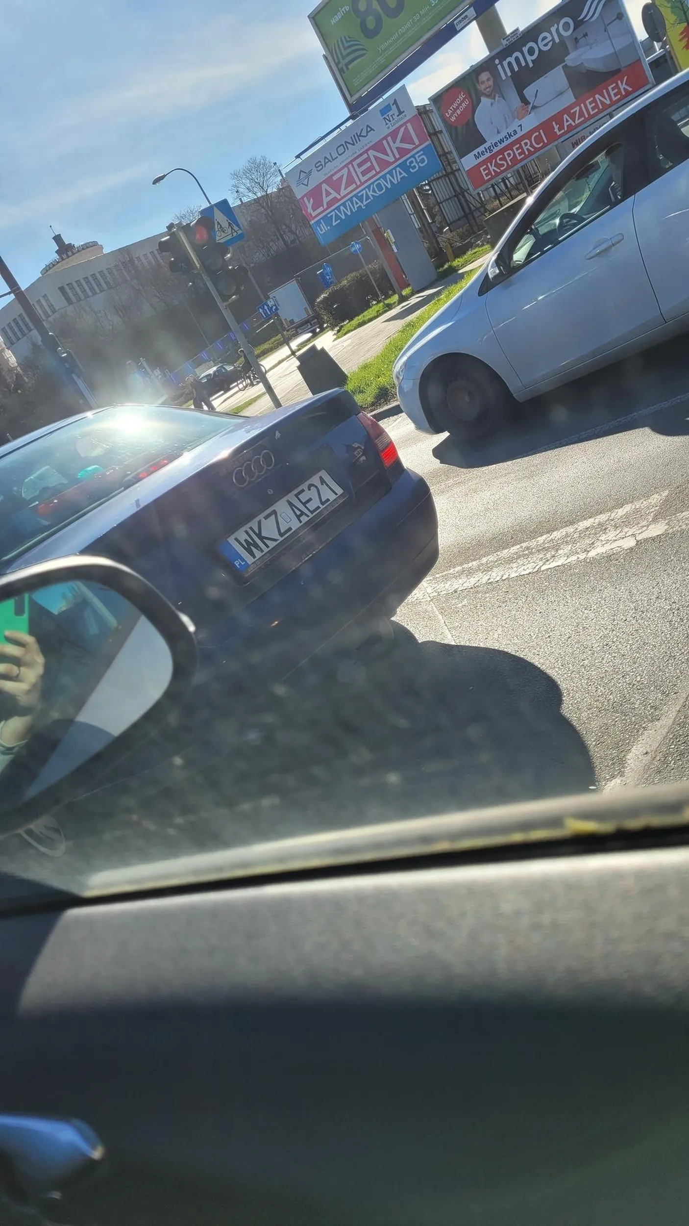 Samochód kierowany przez wulgarnego faceta, który zwyzywał mnie na skrzyżowaniu i zajechał drogę tylko dlatego, że nie ustawił się na poprawnym pasie. Jechał z czwórką dzieci bez fotelików i rzucał mięsem jak największy cham.