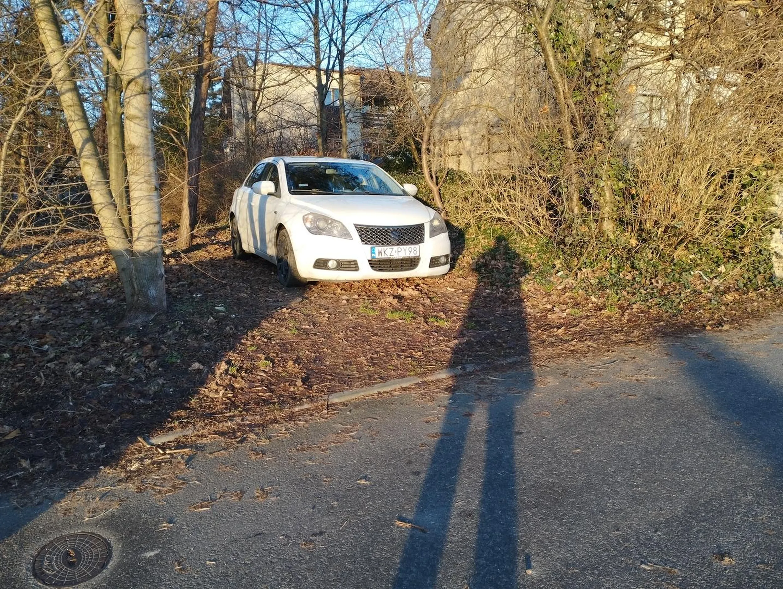 Kolejny zjeb z pobliskiej JW z Opolu. Trepy upodobały sobie parkować samochód na trawniku. Kolejne zgloszenie wykroczenia na Policję.