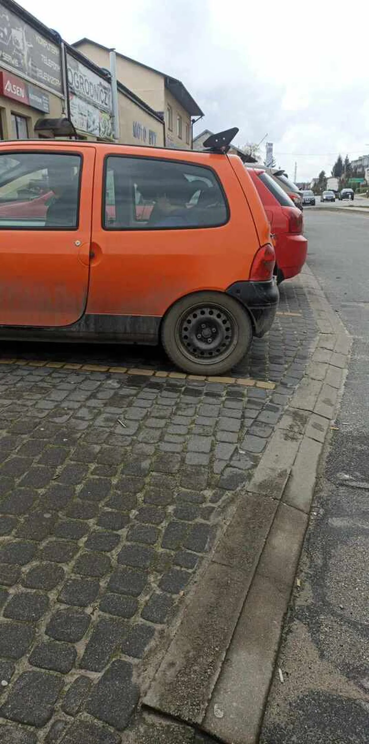 Kierowca nie umie wyprzedzać, rozbił mi zderzak i uciekł z miejsca zdarzenia.