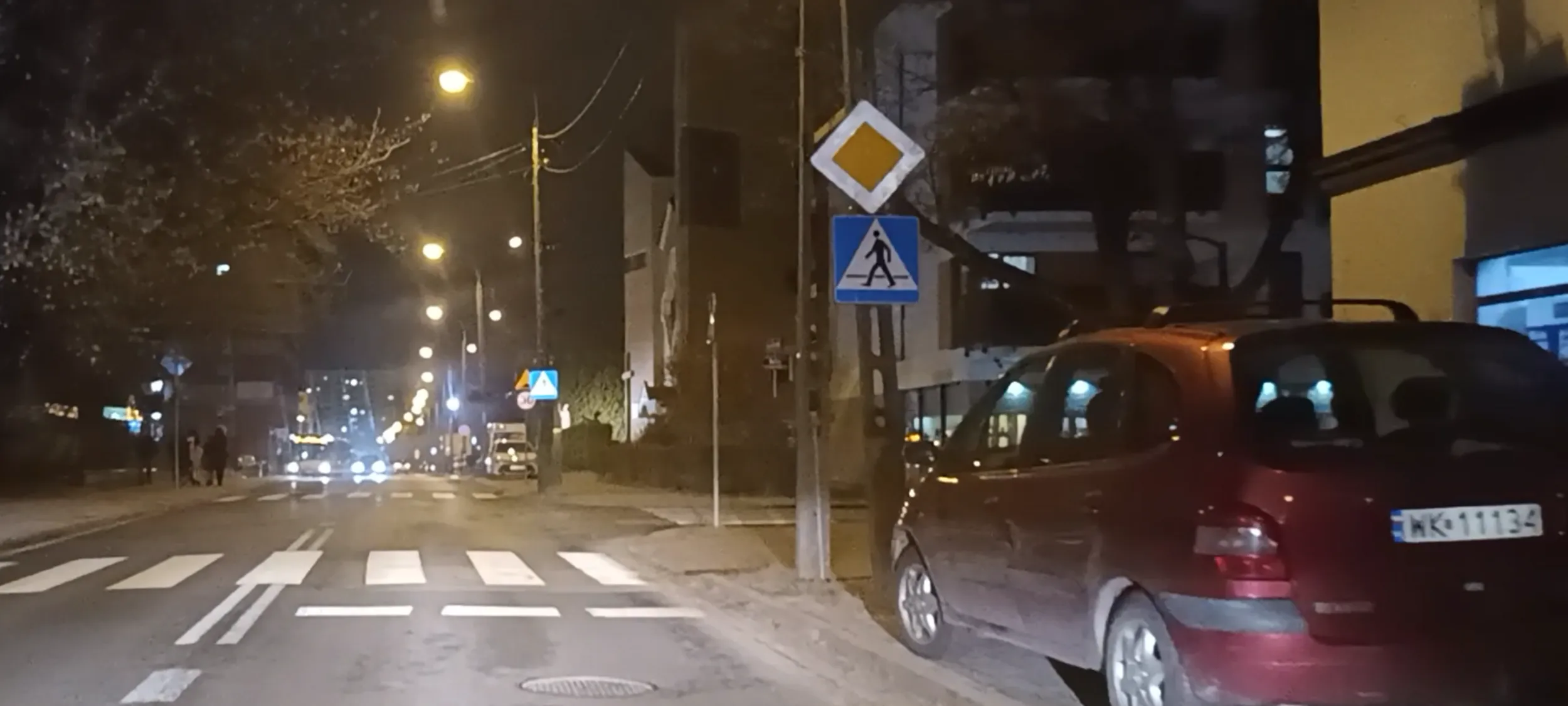 Parkuje przed samym przejściem dla pieszych i zasłania widoczność na pieszych.