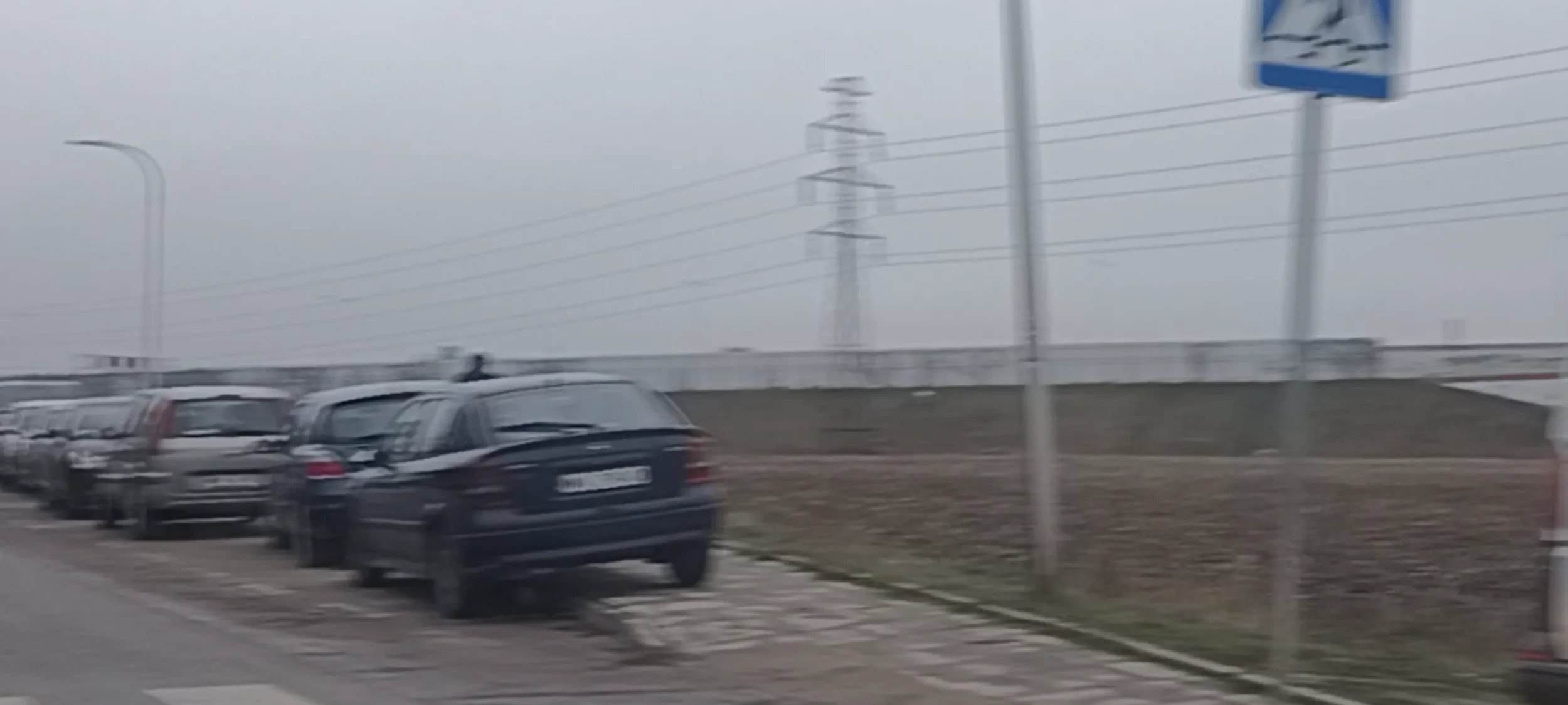 Parkuje na chodniku bez zostawienia przejścia dla pieszych 1.5m i do tego przy samym przejściu dla pieszych