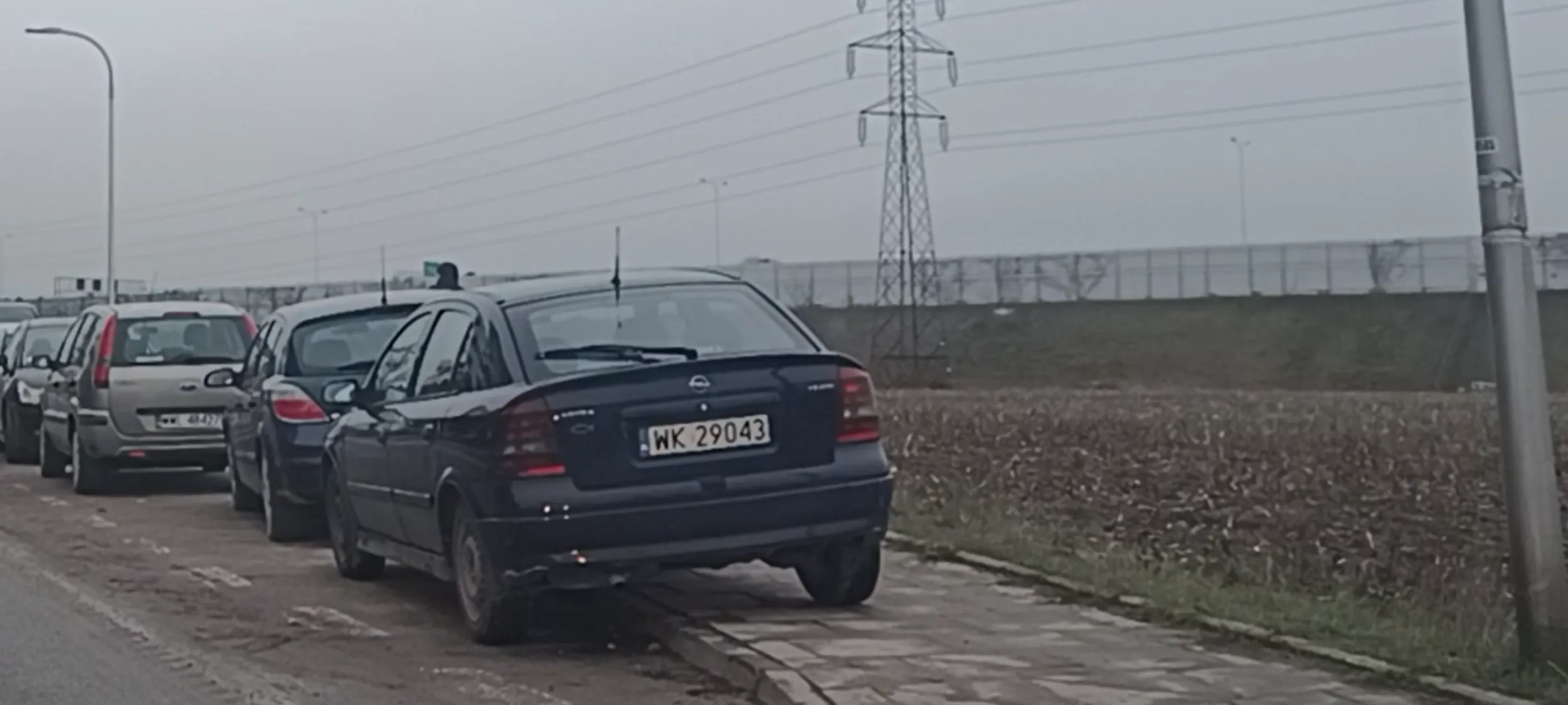 Parkuje na chodniku bez zostawienia przejścia dla pieszych 1.5m i do tego przy samym przejściu dla pieszych