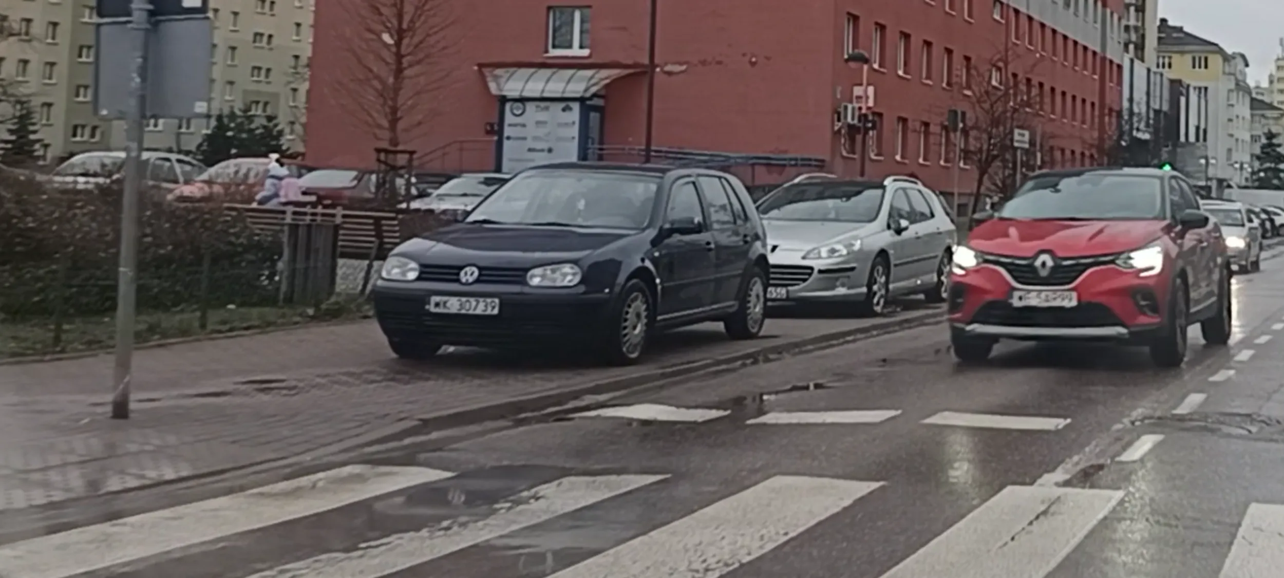 Cham parkuje notorycznie przed samym przejściem dla pieszych i nie widać pieszych.