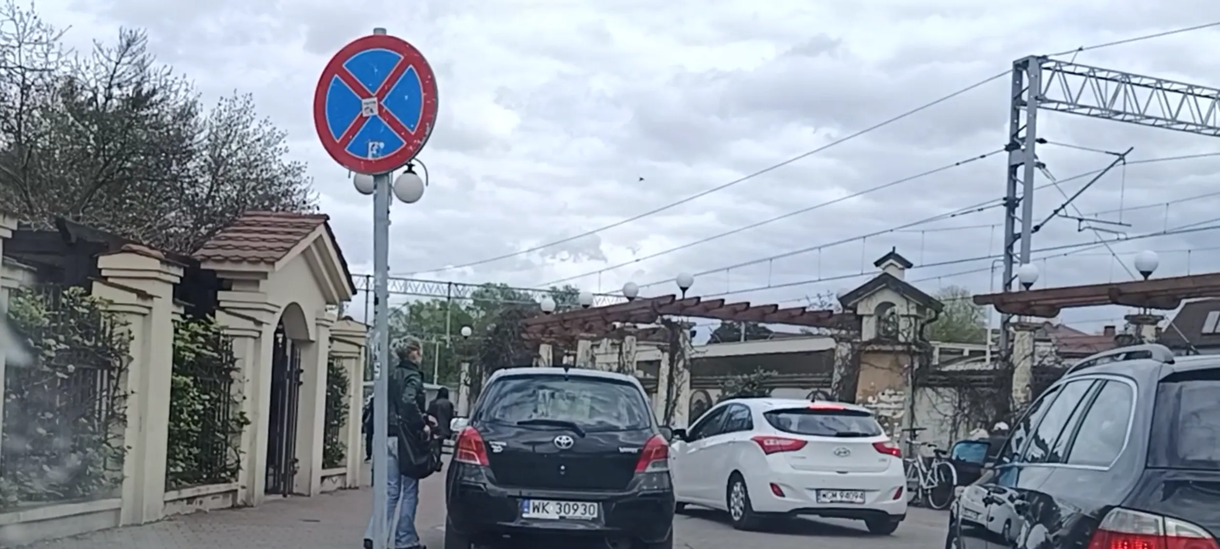 Stoi bezczelnie za znakiem zakazu zatrzymywania się i postoju