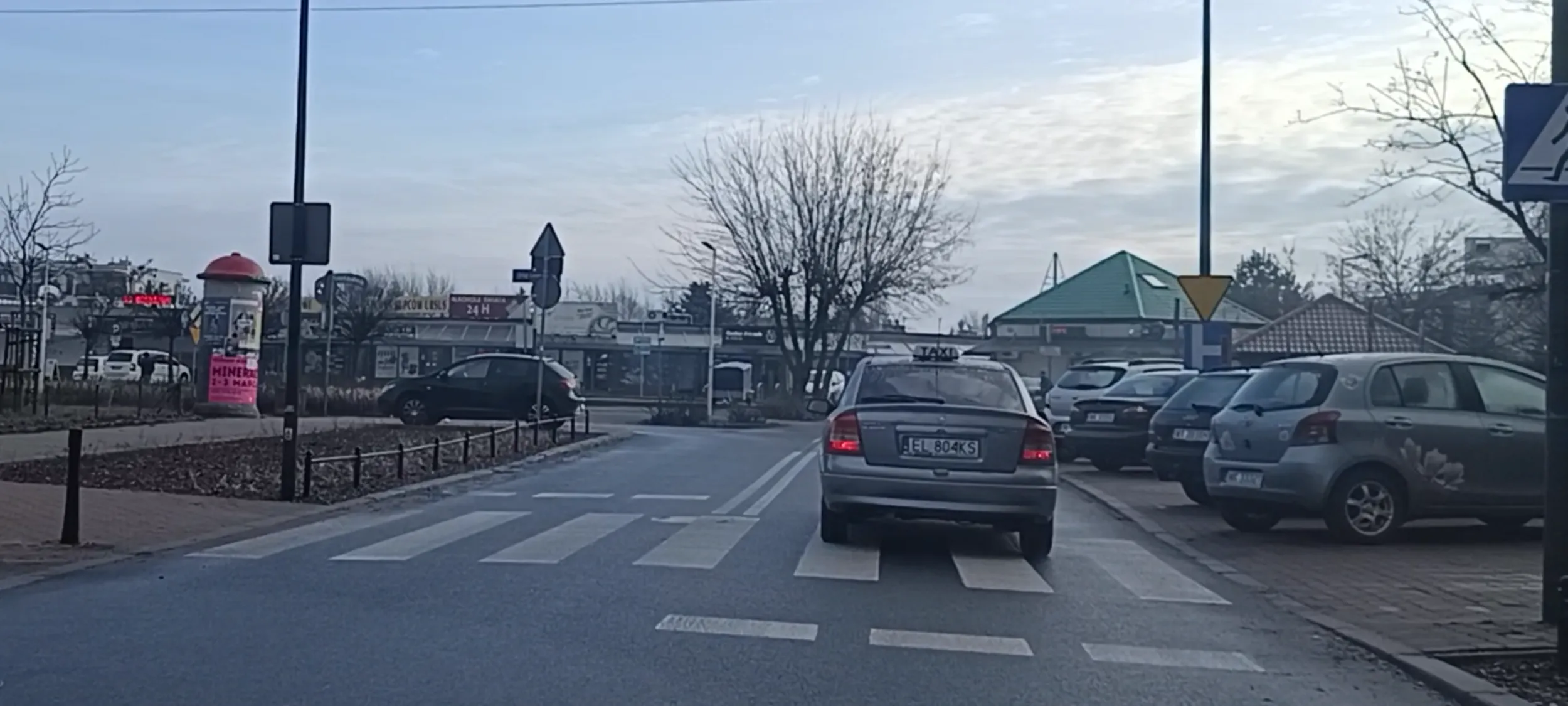 Parkowanie na chodniku przy pasach przejścia dla pieszych . Wstyd.