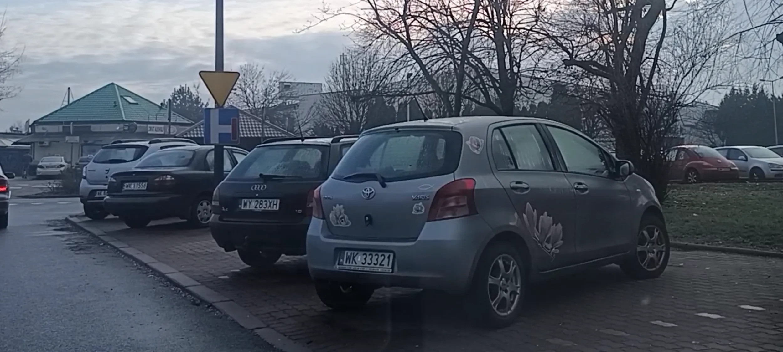 Parkowanie na chodniku przy pasach przejścia dla pieszych . Wstyd.