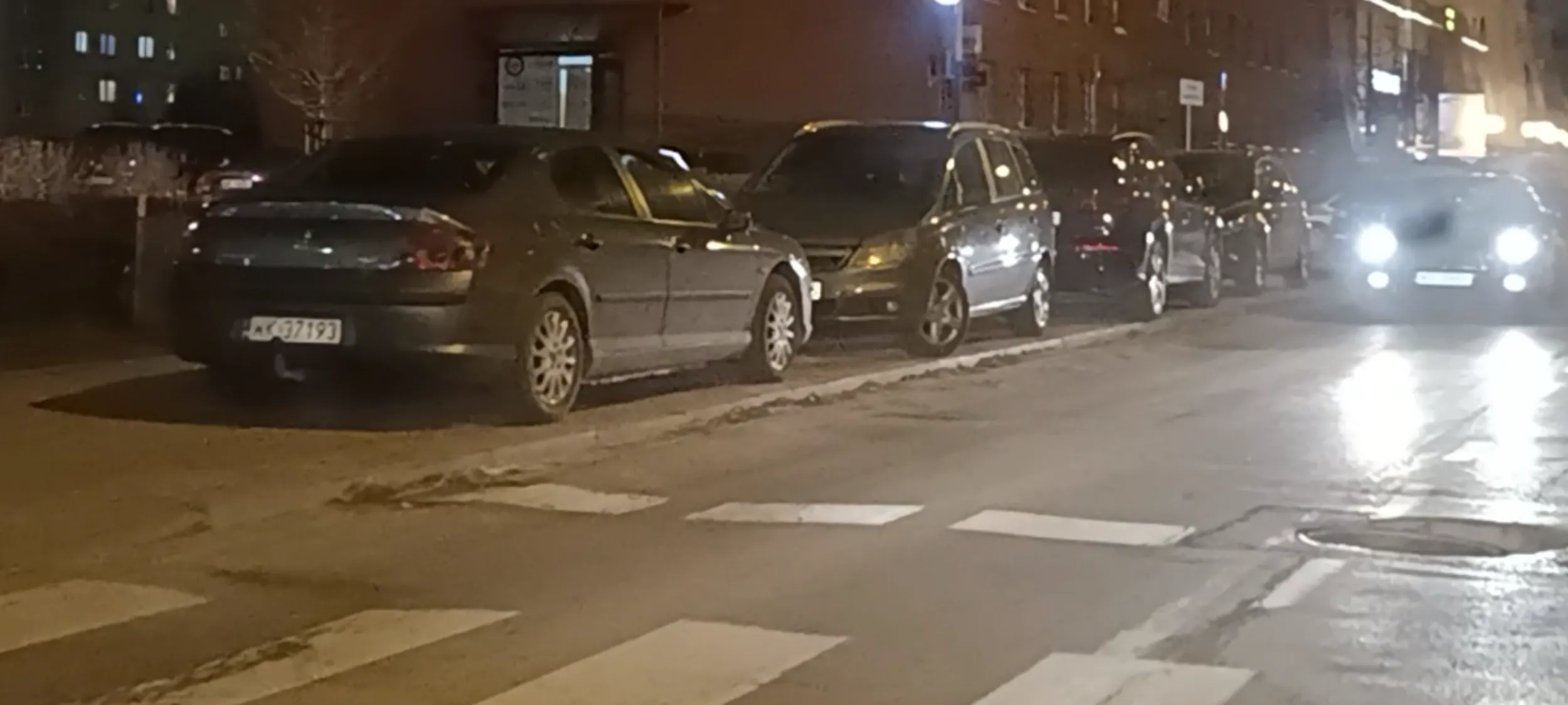 Parkowanie 2m od przejścia dla pieszych. Siadaj Jasiu, pała!