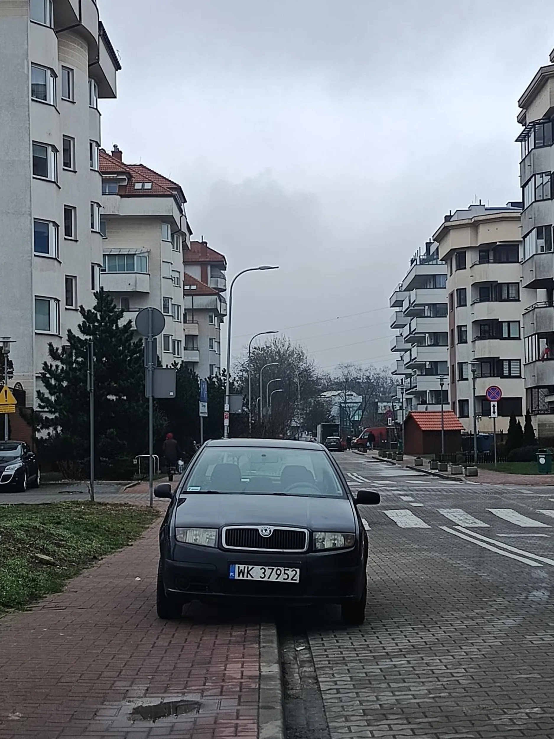 Złom parkuje na chodniku i na ulicy gdzie jest zakaz zatrzymywania się i postoju