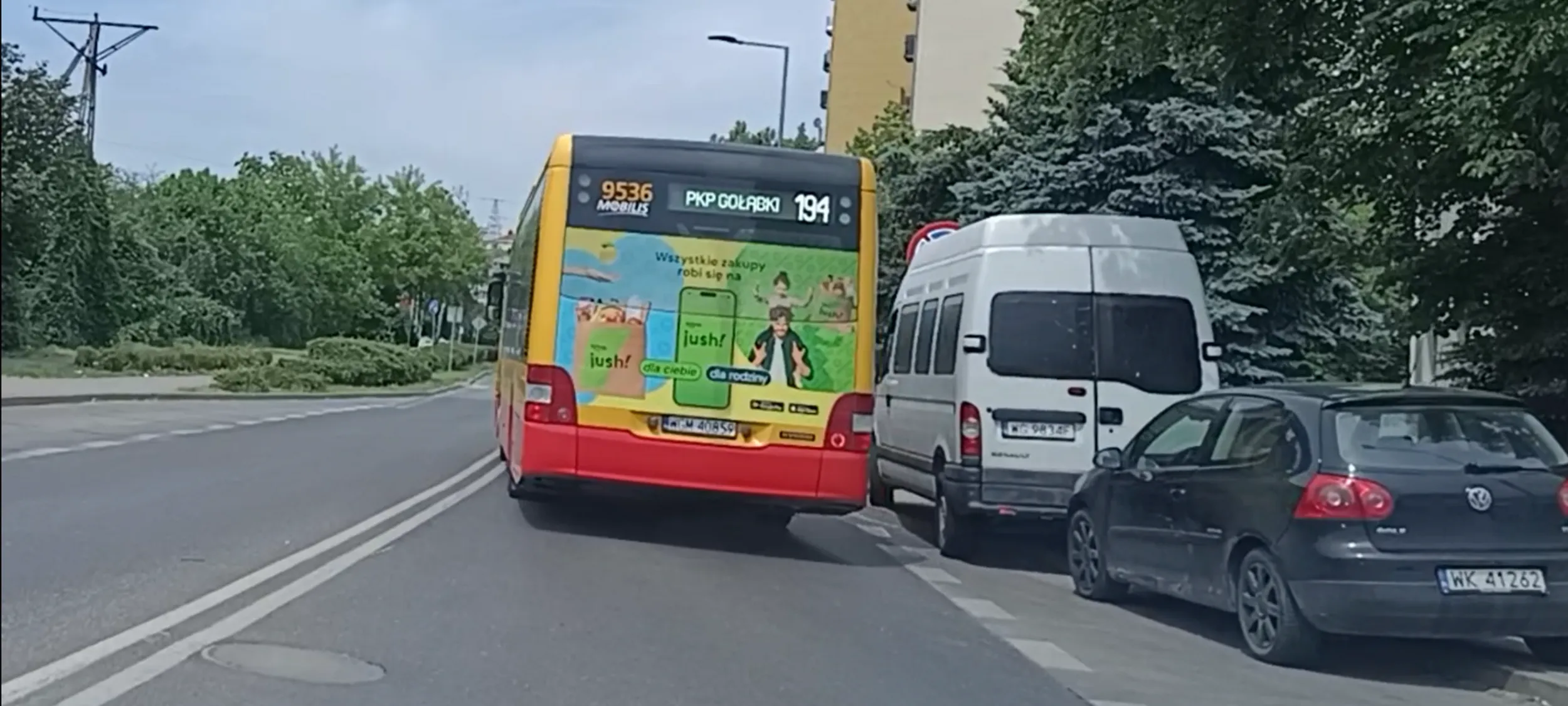 Ameba parkingowa stoi w zatoce przystanku autobusowego i utrudnia  przejazd.