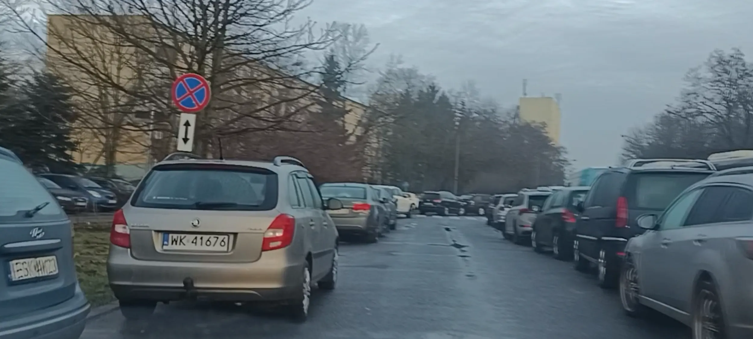 Bardzo zle parkowanie w miejscu zakazu zatrzymywania się i postoju B-36