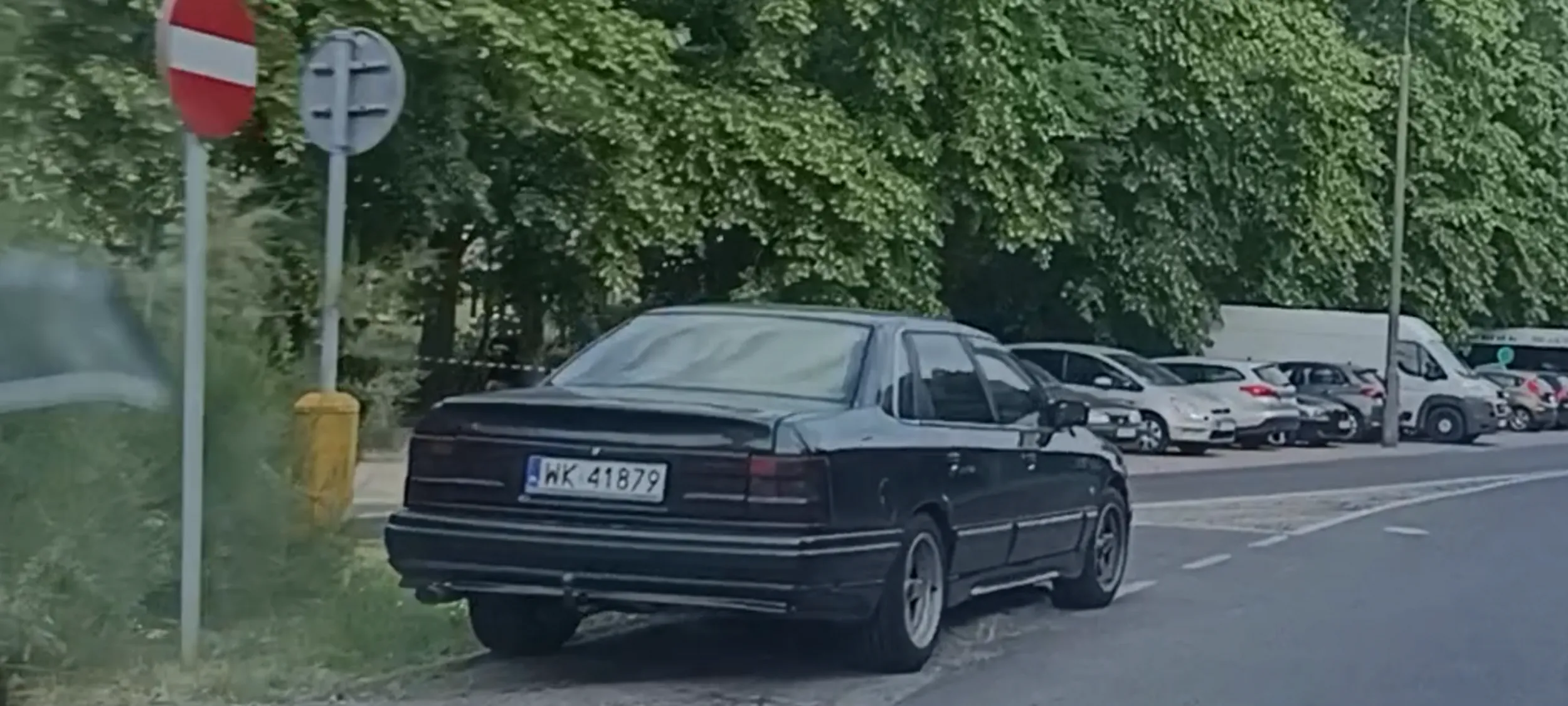 Prostak zaparkował w miejscu zawrotki na pętli autobusowej. Tu  nie ma parkingu prostaku.
