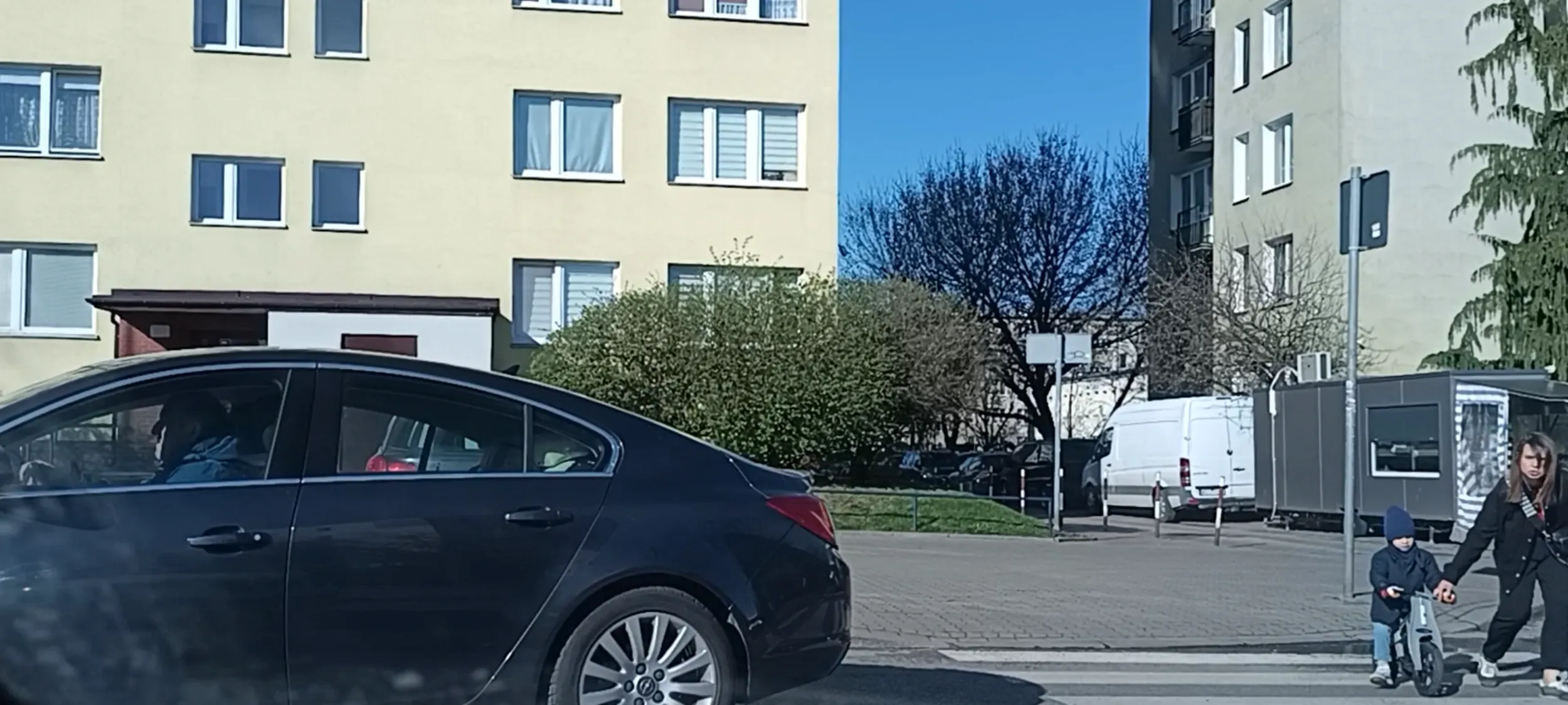 Zabójca drogowy nie ustąpił pierwszeństwa matce z dzieckiem na przejściu dla pieszych i przejechał im przed nosem na pasach. Sk...syn.