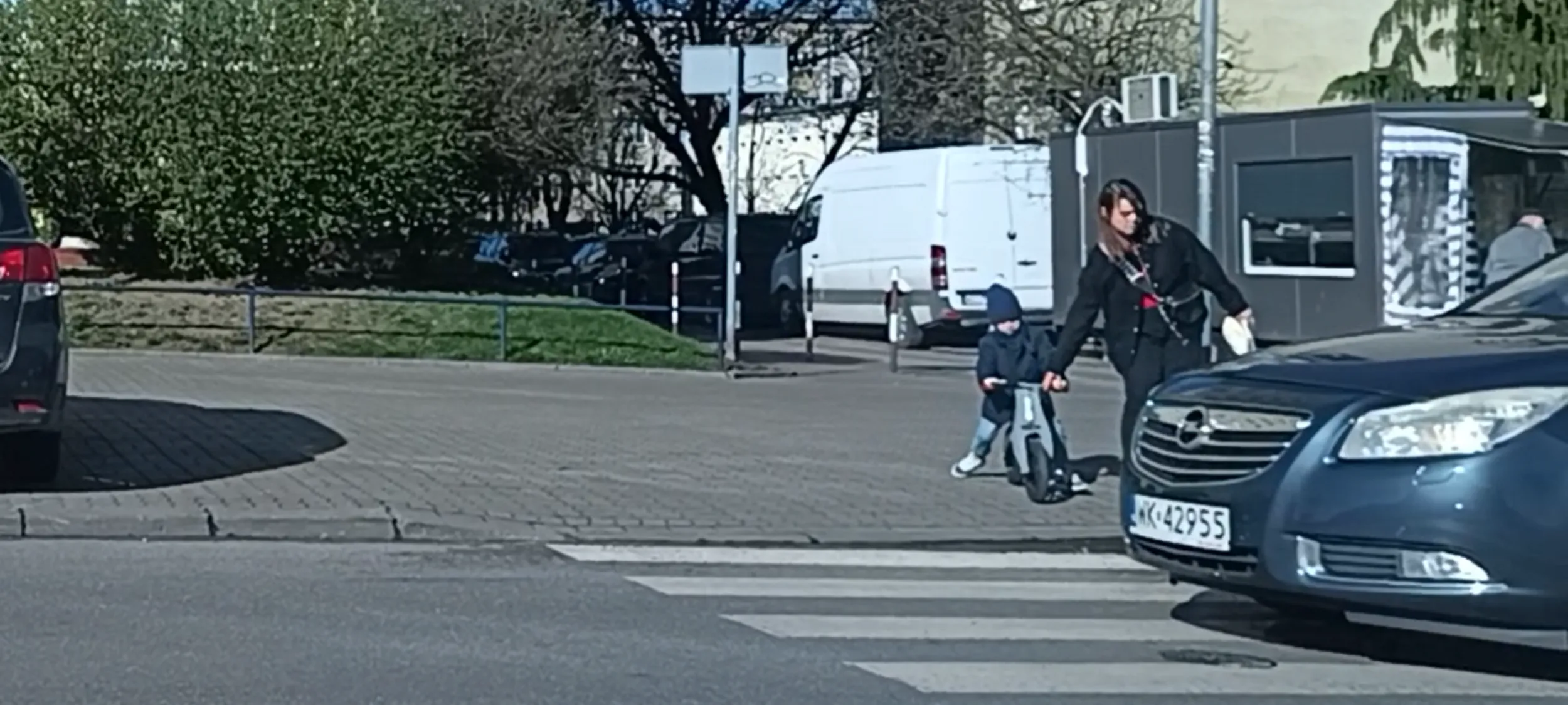 Zabójca drogowy nie ustąpił pierwszeństwa matce z dzieckiem na przejściu dla pieszych i przejechał im przed nosem na pasach. Sk...syn.