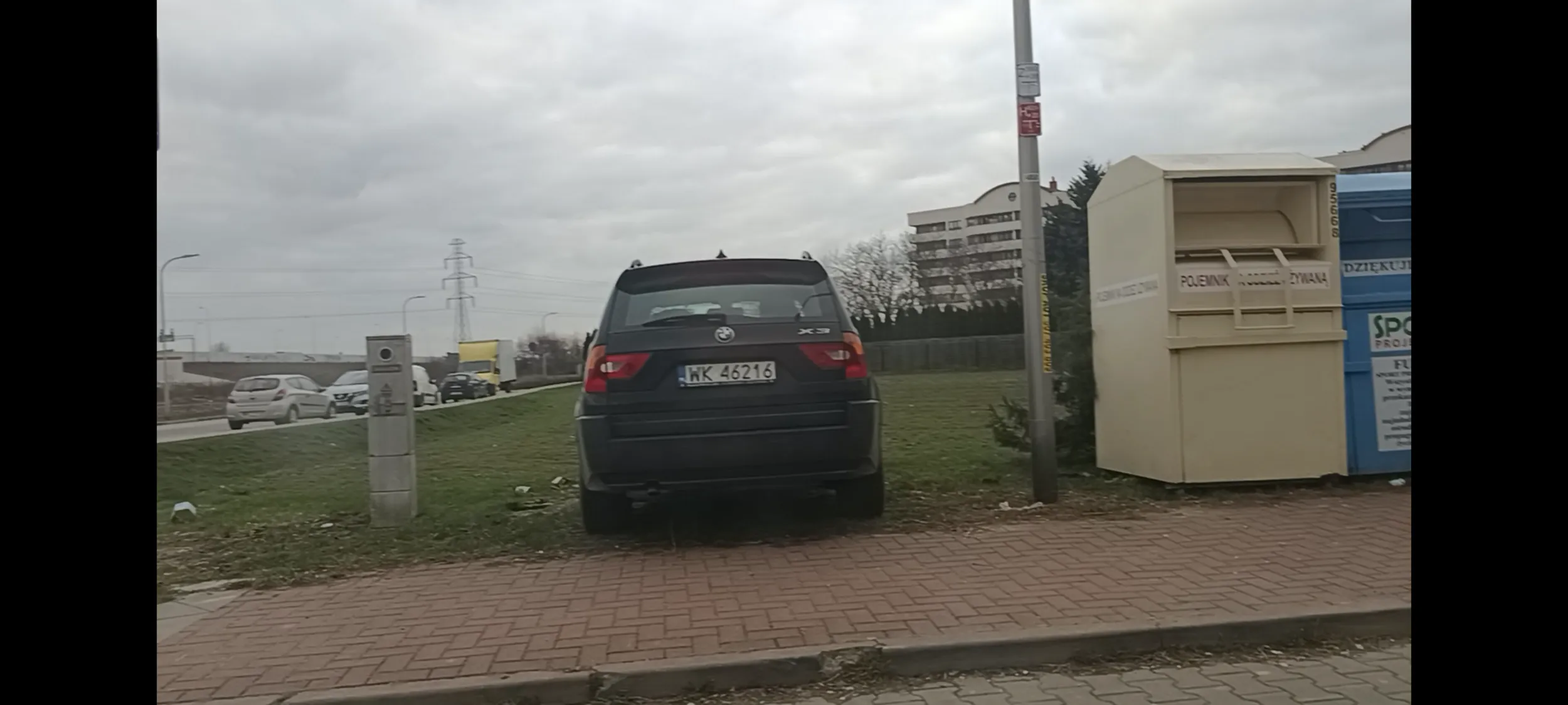 Prostak parkuje na trawie