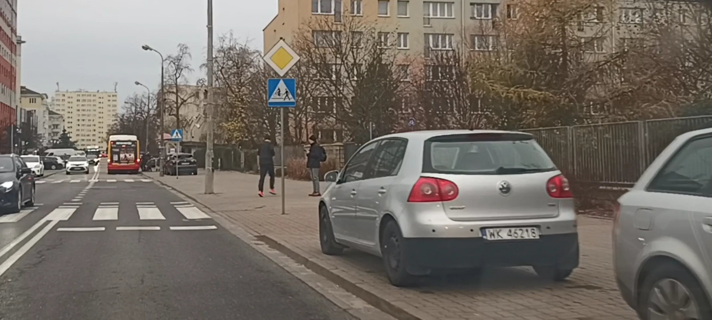 Chamskie parkowanie przy samym przejściu dla pieszych a to jest niedozwolone