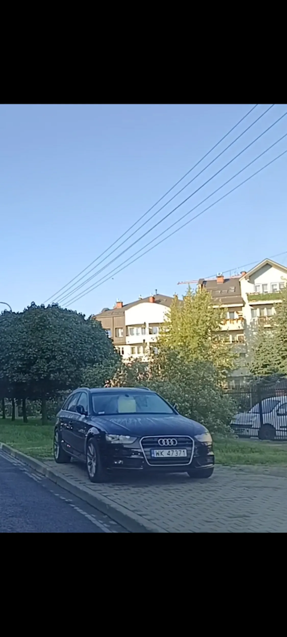 Patokierowca parkuje na chodniku gdzie nie ma miejsca po parkingowego i utrudnia życie pieszym.