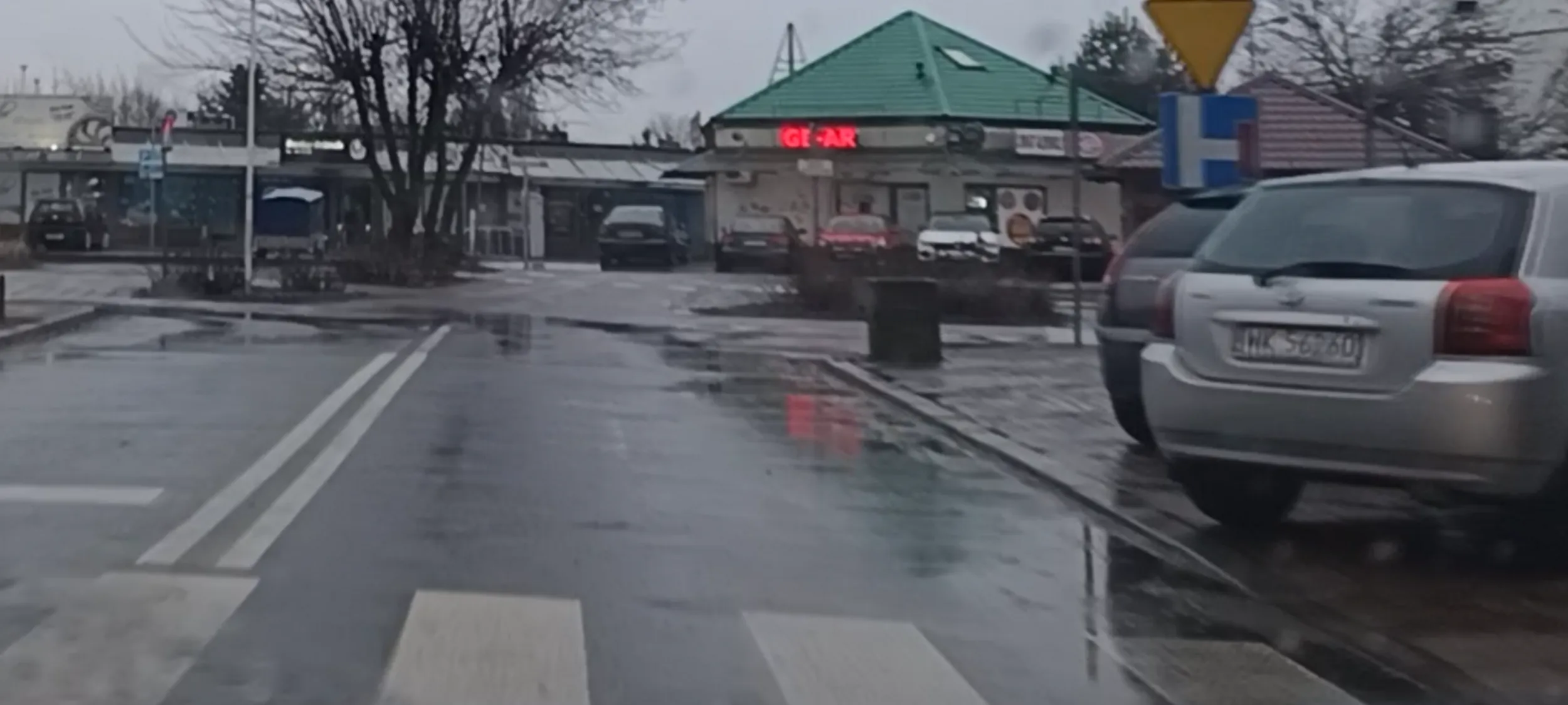 Parkuje na chodniku przy pasach przejścia dla pieszych.