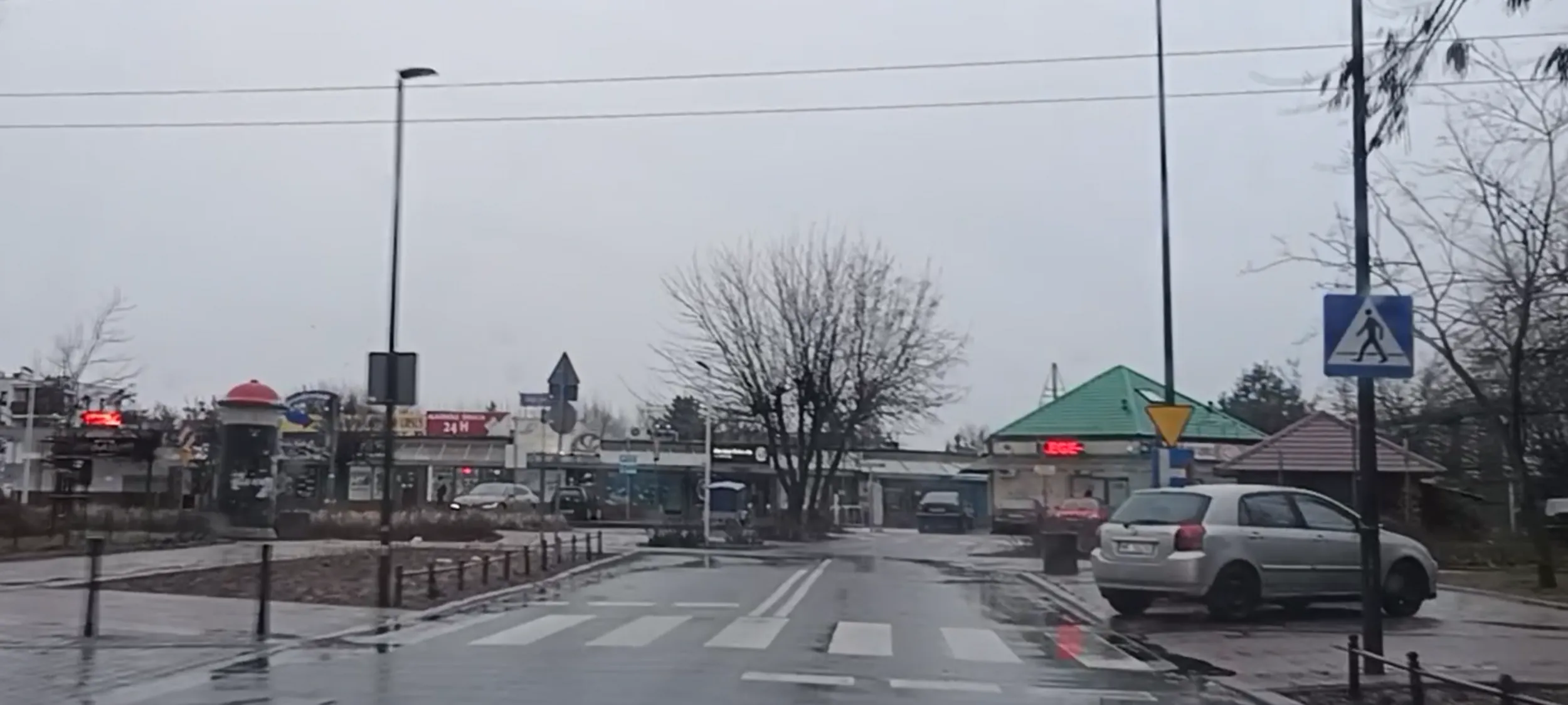 Parkuje na chodniku przy pasach przejścia dla pieszych.